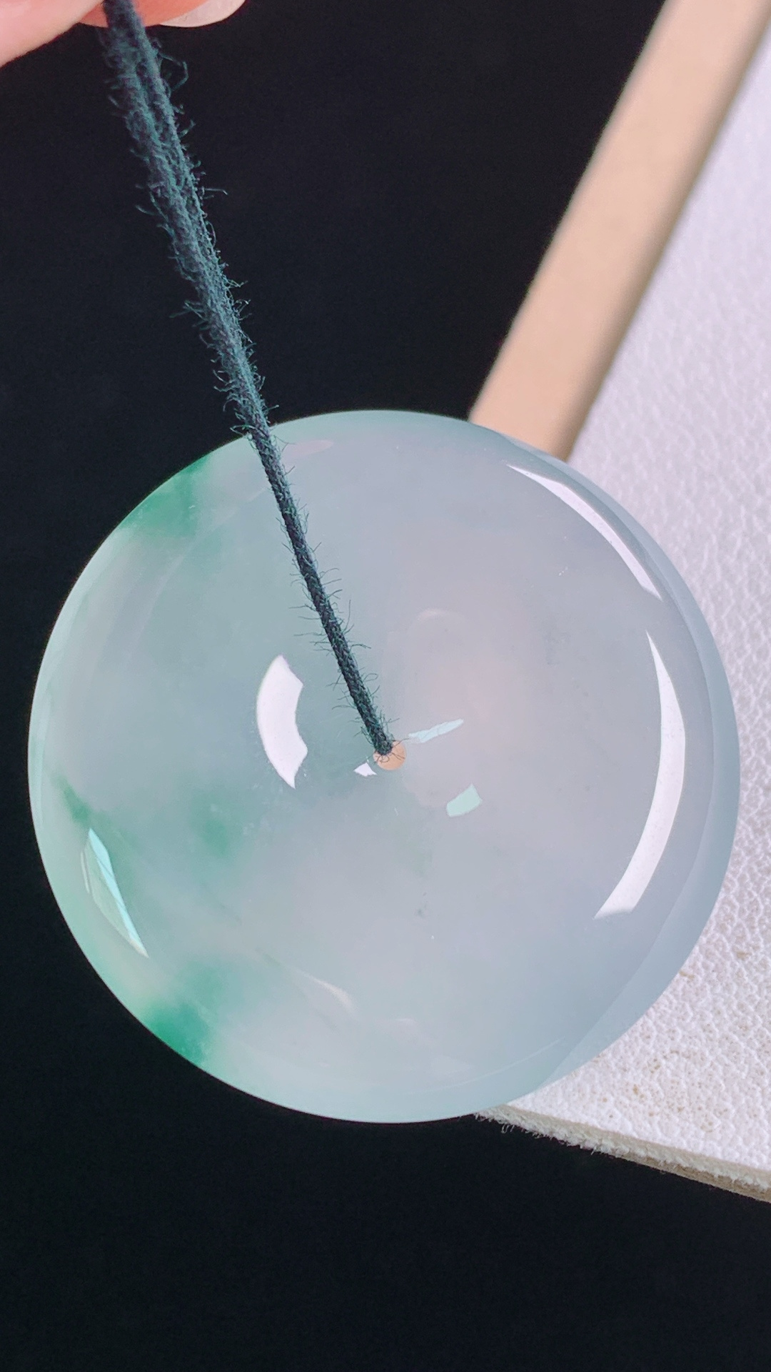 冰飘花平安扣 花色灵动，冰透起光，无裂 尺寸:29.6-5.6mm 25
