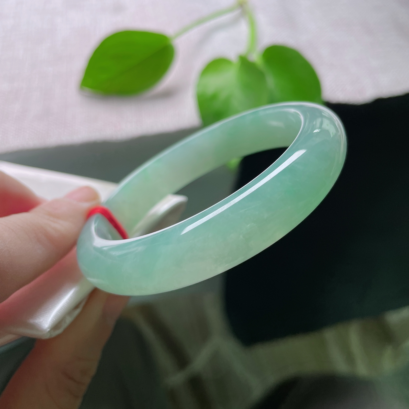 特惠活动#56/12.3/8.2，绿底正圈，水润细腻，种老，上手是触得到的柔滑，贴肤不凉，久戴愈润。有纹，ss50930a..