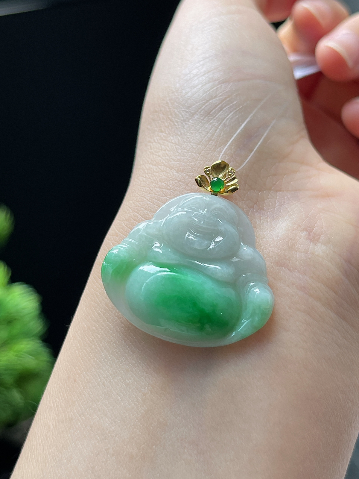 翡翠糯化种飘绿吊坠，印记：G18K,伴钻石