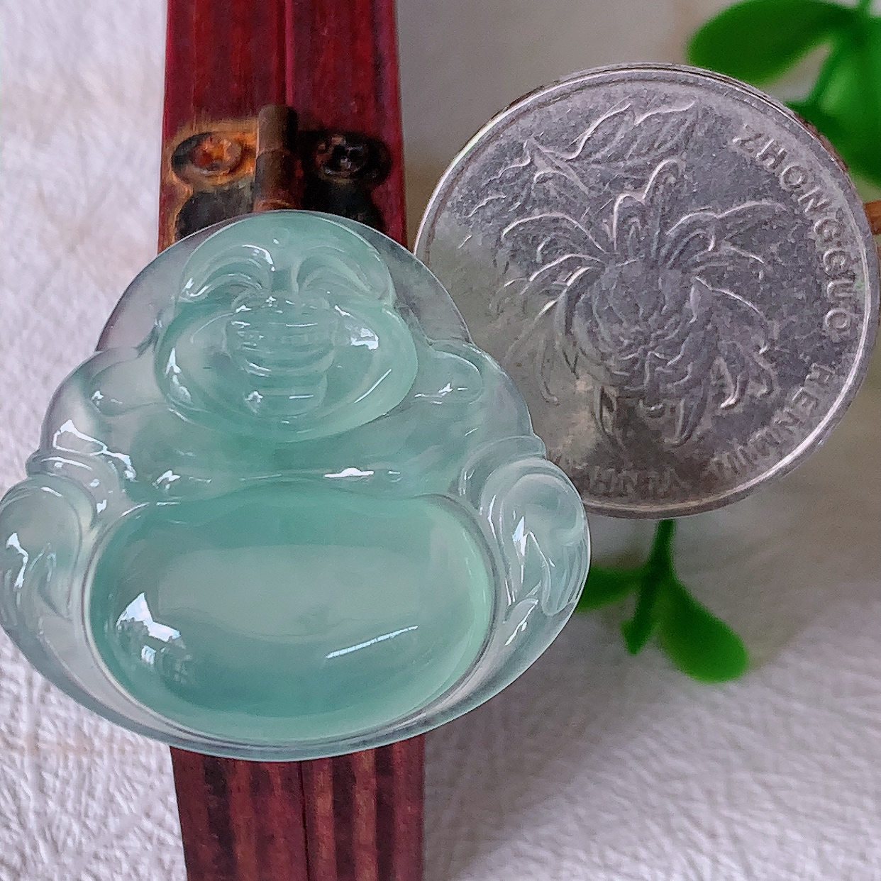 自然光实拍，冰种佛公翡翠吊坠，饱满，种水上乘，晶莹剔透，起强玻璃光泽。佛公亦保平安，寓意有福（佛公）相伴，品相佳， 配戴优雅迷人！#a50尺寸30*27.6*5.8