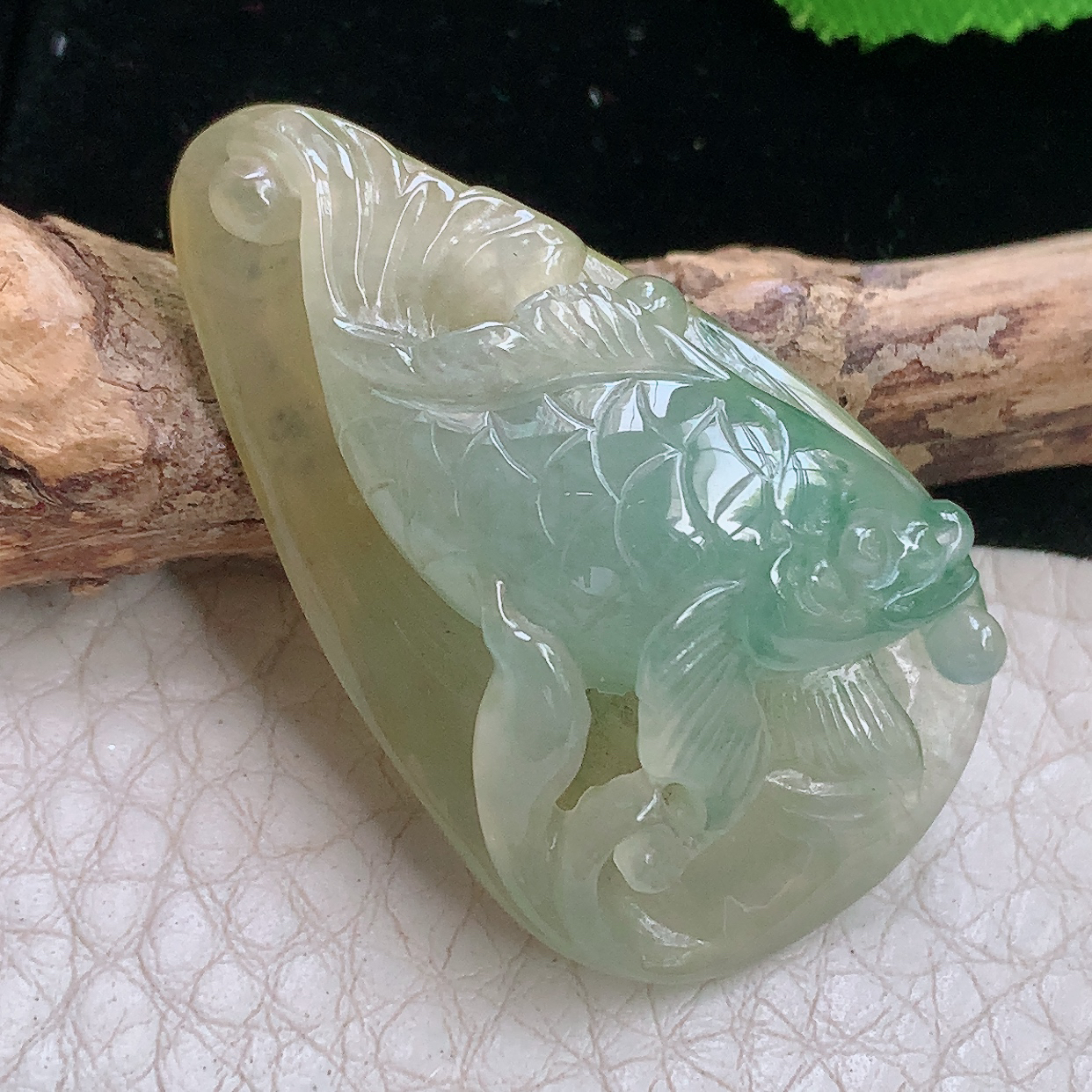 hx实拍39*23.5*10.5天然缅甸翡翠a货三彩自由自在 鱼儿玉吊坠 玉挂件