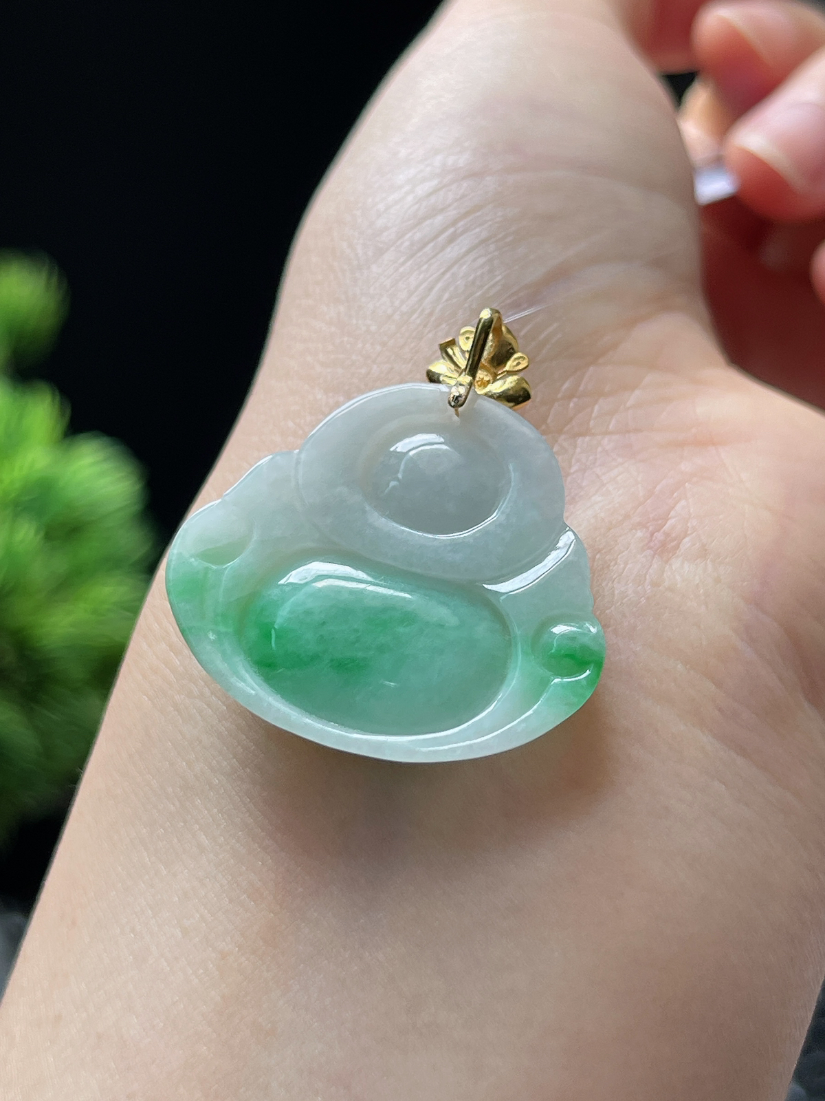 翡翠糯化种飘绿吊坠，印记：G18K,伴钻石
