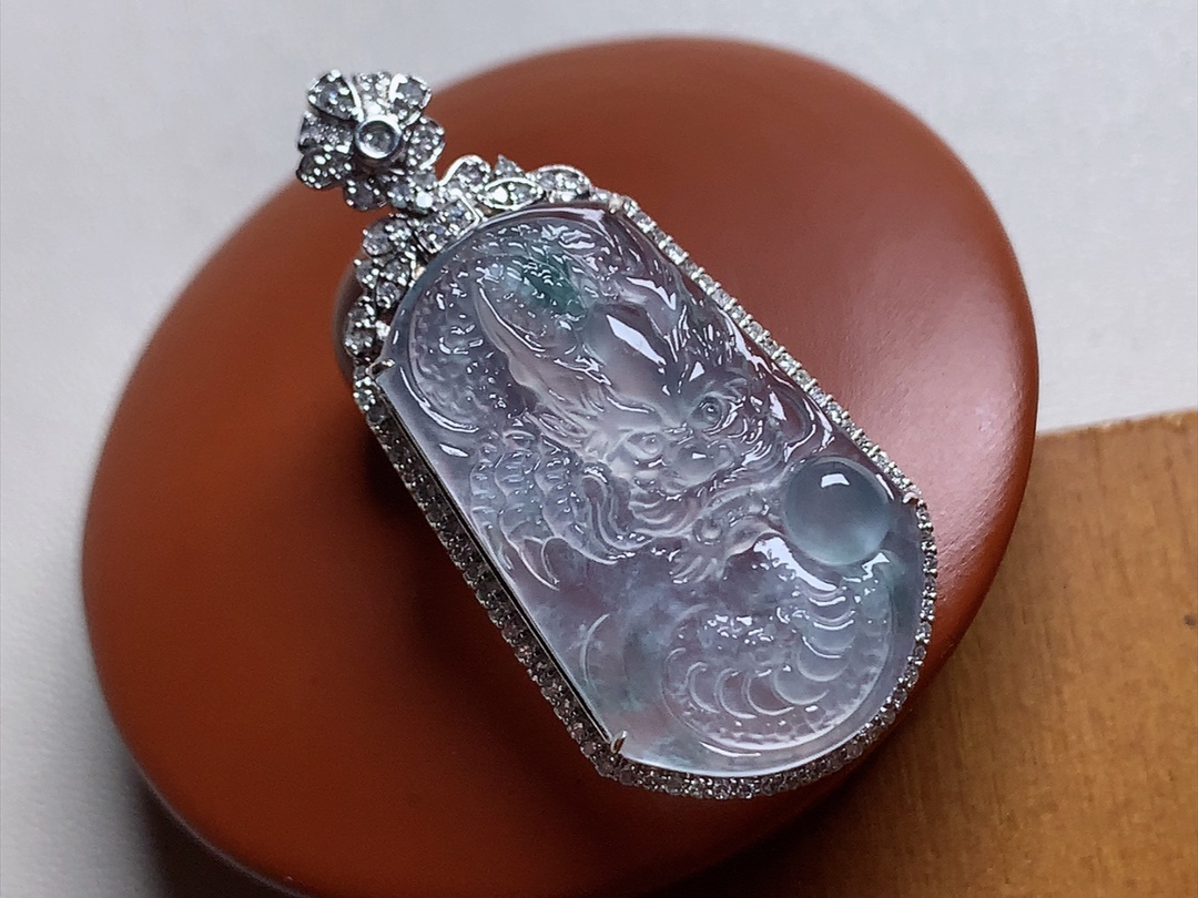 ️ 玻璃种飘花龙牌 镶嵌18K金，雕工细致霸气十足，尺寸41*20*10.5