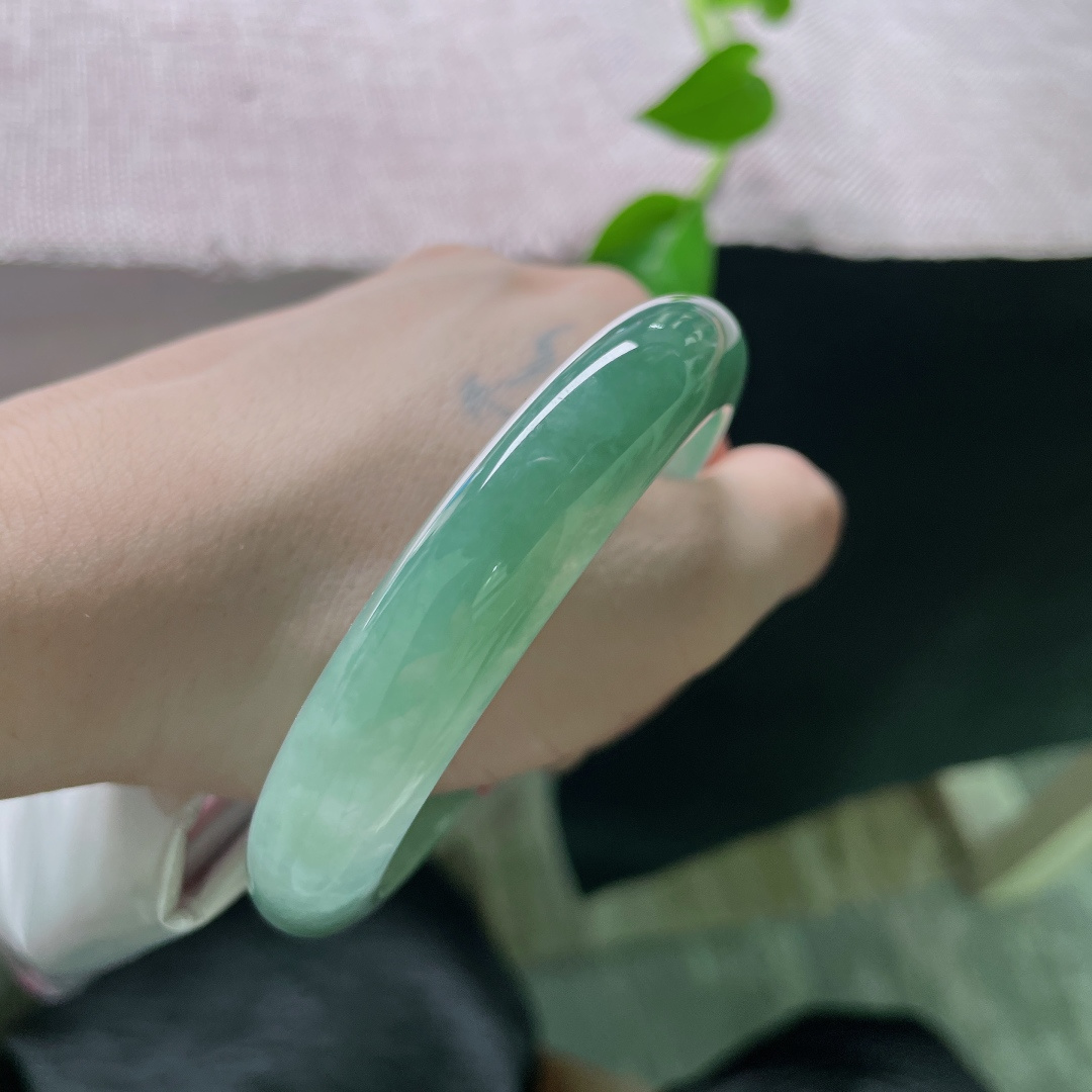 冰油正圈，湖水蓝，腕间的海洋之心，充满神秘气息，冰润细腻，无裂，ss53398a