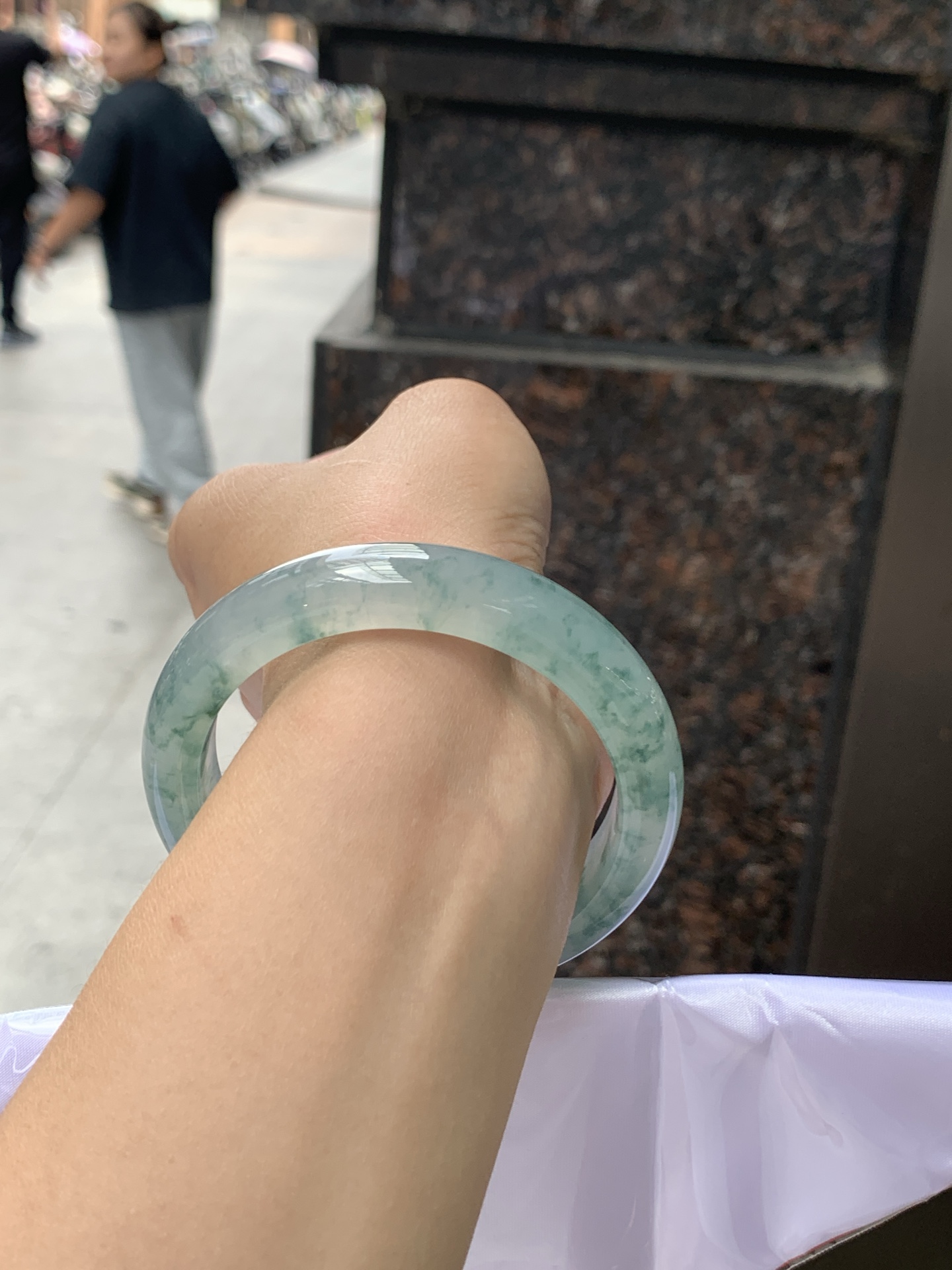 冰飘花正圈 58-12.4-9 0529-N829 打灯纹裂，底妆冰润细腻，冰底中开出了朵朵蓝花，飘花灵动飘逸，勾勒出一幅唯美诗意的山水意境画，古典优雅又秀气
