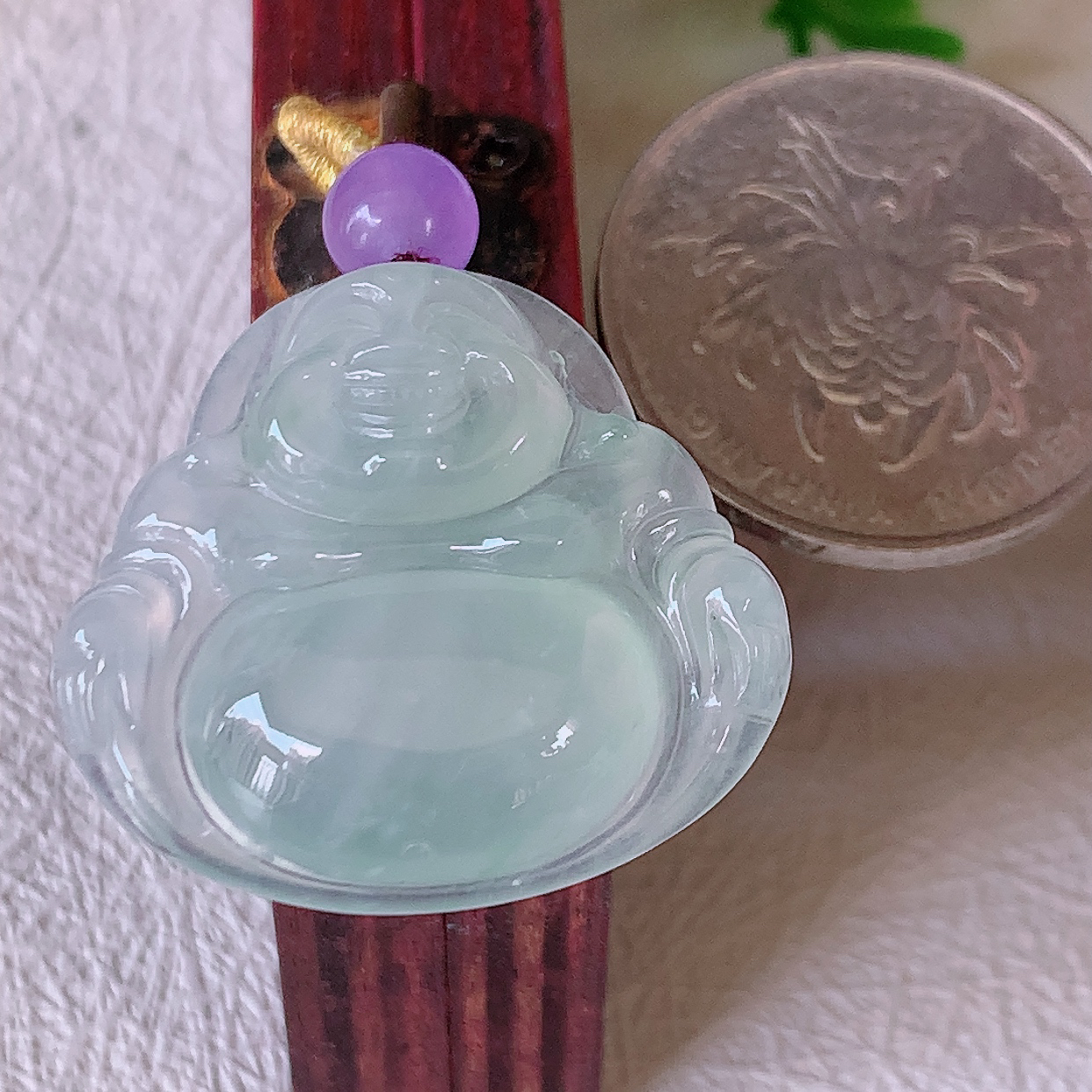 自然光实拍，冰种翡翠佛公吊坠，饱满， 种水上乘，晶莹剔透，起强玻璃光泽。佛公亦保平安，寓意有福（佛公）相伴，品相佳， 配戴优雅迷人！#50尺寸 27.5*25.5*5.8