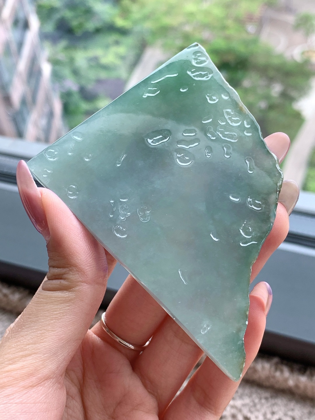 【材料】🫧 冰晴绿/牌子料/片料/板料/特色料【题材】可做牌子、人物、山水、动物、花件……等推荐参考【尺寸】88.9-65.6-7【重量】86.7克材料优选· 山含青霭色，水漾碧波长。·冰润的晴水翡翠料，自带一汪清透湖光，如晨雾漫过青峦，自带静谧清宁的氛围感，可雕琢成山水意境牌，借玉中天然的润色晕染出层峦叠嶂、烟波浩渺的景致，寓意前程似锦、心境澄明；也可做简约无事牌，保留料子的温润底色，尽显清透雅致，寄托平安顺遂、温润一生的美好祈愿。