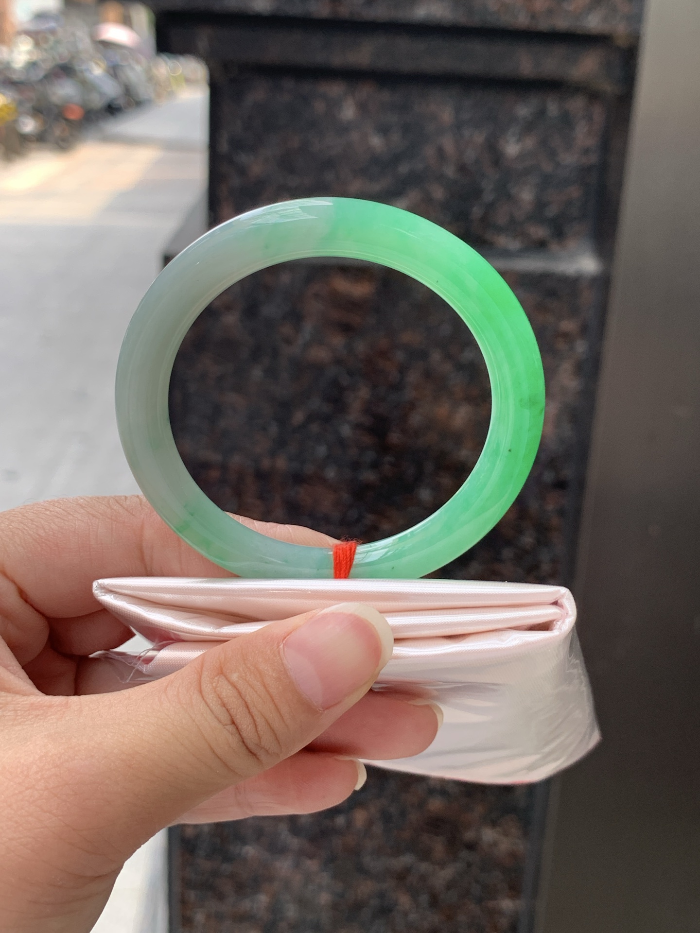 阳绿圆条 0529-N812 打灯纹裂，底妆细腻，通透的苹果绿底色像是被春雨洗过的嫩叶在，阳光下还会透出甜甜的蜜糖光泽，夏日清新感拉满。
