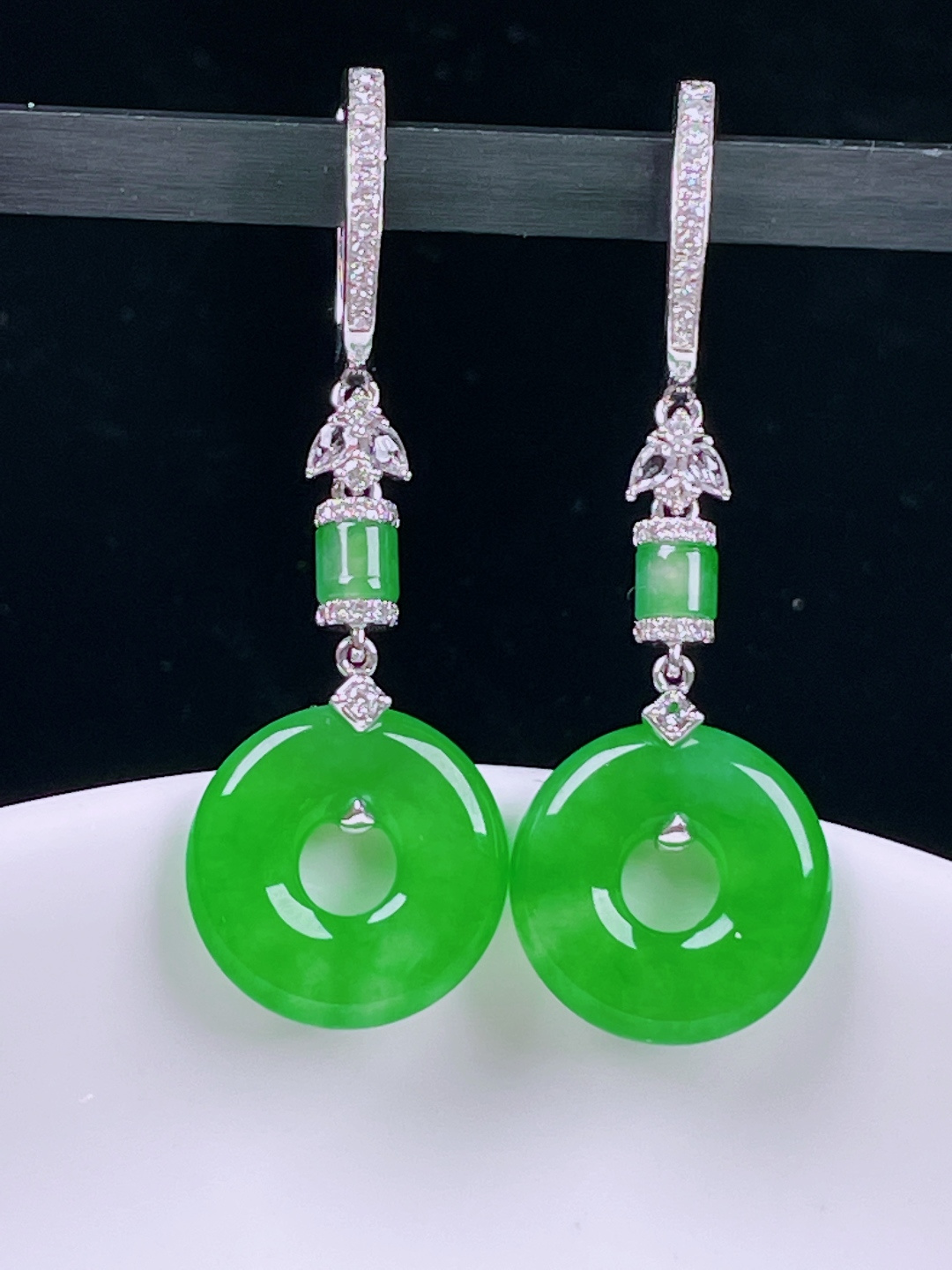 ️冰绿耳坠，老种起光，细底通透，尺寸：39.5/13.2/3mm0529