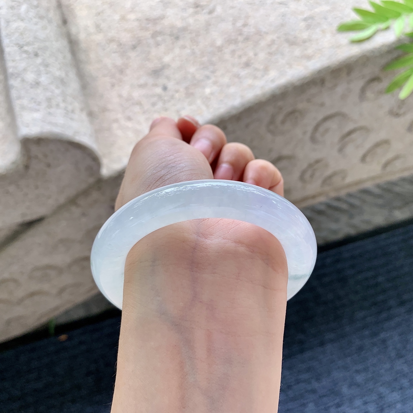 圆条52 53【圈口】53.8/11.2/11.2【编码】C5052972【描述】冰糯飘花，水润，种老，细腻，打灯有棉线