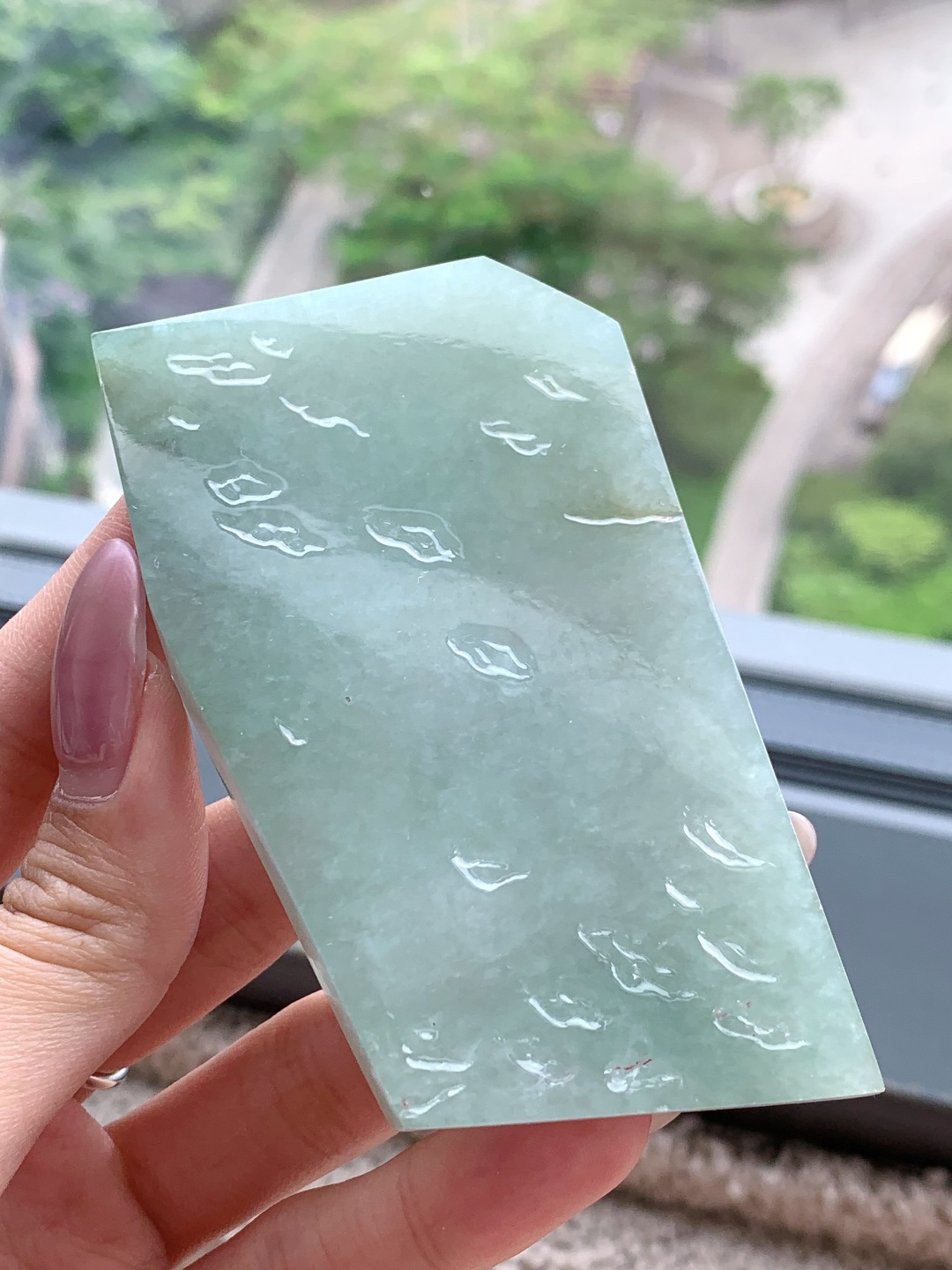 【材料】🫧 冰晴水/牌子料/片料/板料/特色料【题材】可做牌子、人物、山水、动物、花件……等推荐参考【尺寸】94-53.1-8.1【重量】112.4克· 一溪青霭色，半亩碧塘光。·清润的晴水翡翠料自带一汪柔润湖光，如晨雾漫过青峦，自带静谧清宁的氛围感，可雕琢成山水意境牌，借玉中天然的润色晕染出层峦叠嶂、烟波浩渺的景致，寓意前程似锦、心境澄明；也可做简约无事牌，保留料子的温润底色，尽显清透雅致，寄托平安顺遂、温润一生的美好祈愿。