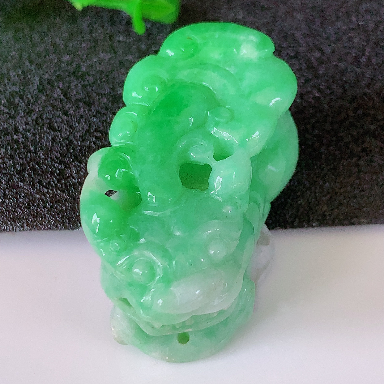 自然光实拍，冰润翠绿翡翠招财貔貅吊坠，民间有“一摸貔貅运程旺盛，再摸貔貅财运滚滚，三摸貔貅平步青云 