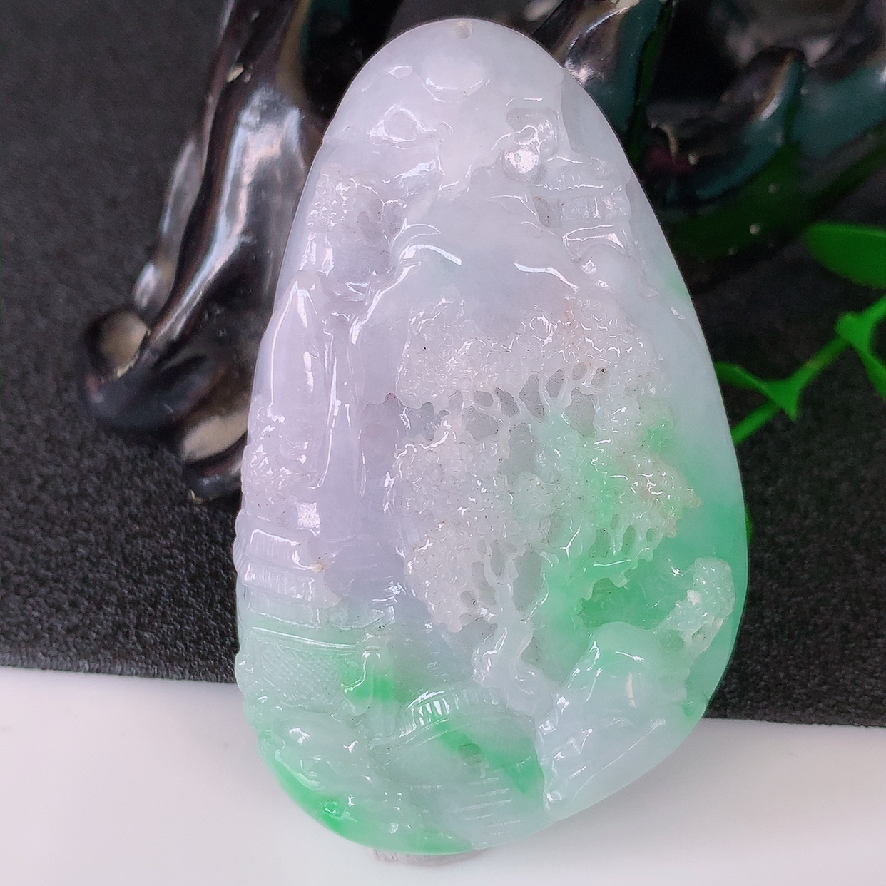 自然光实拍，冰润飘绿翡翠山水牌吊坠，立体生动形象，山水素材布局合理，意境感佳， 佩戴上身效果更高贵 