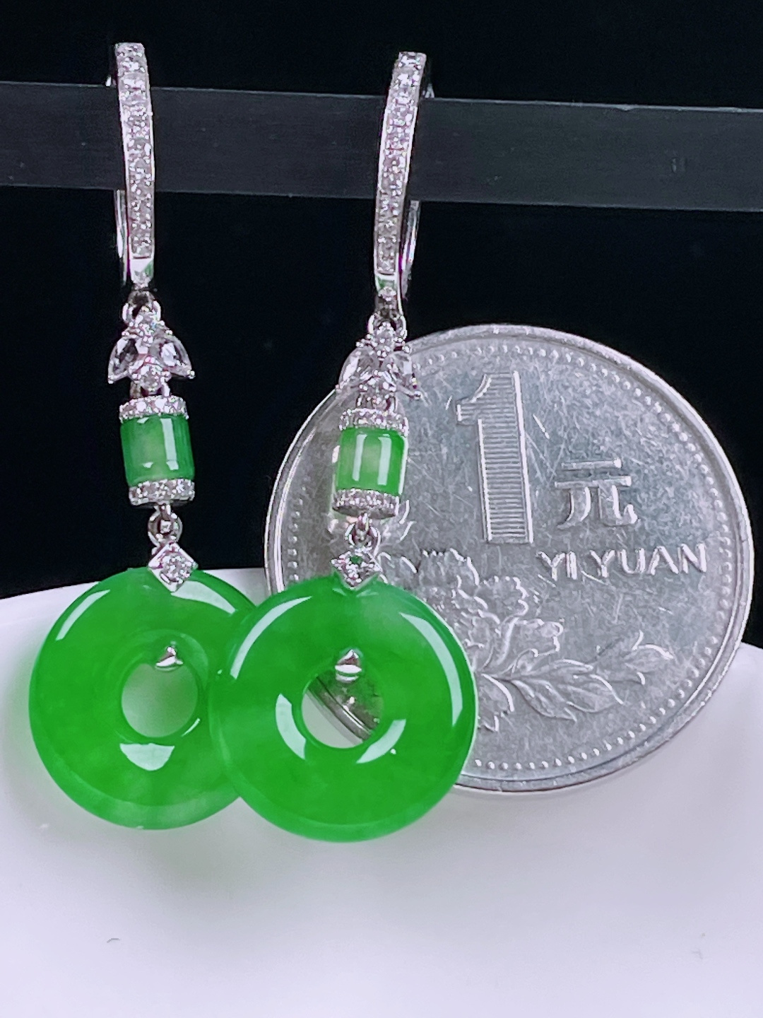 ️冰绿耳坠，老种起光，细底通透，尺寸：39.5/13.2/3mm0529