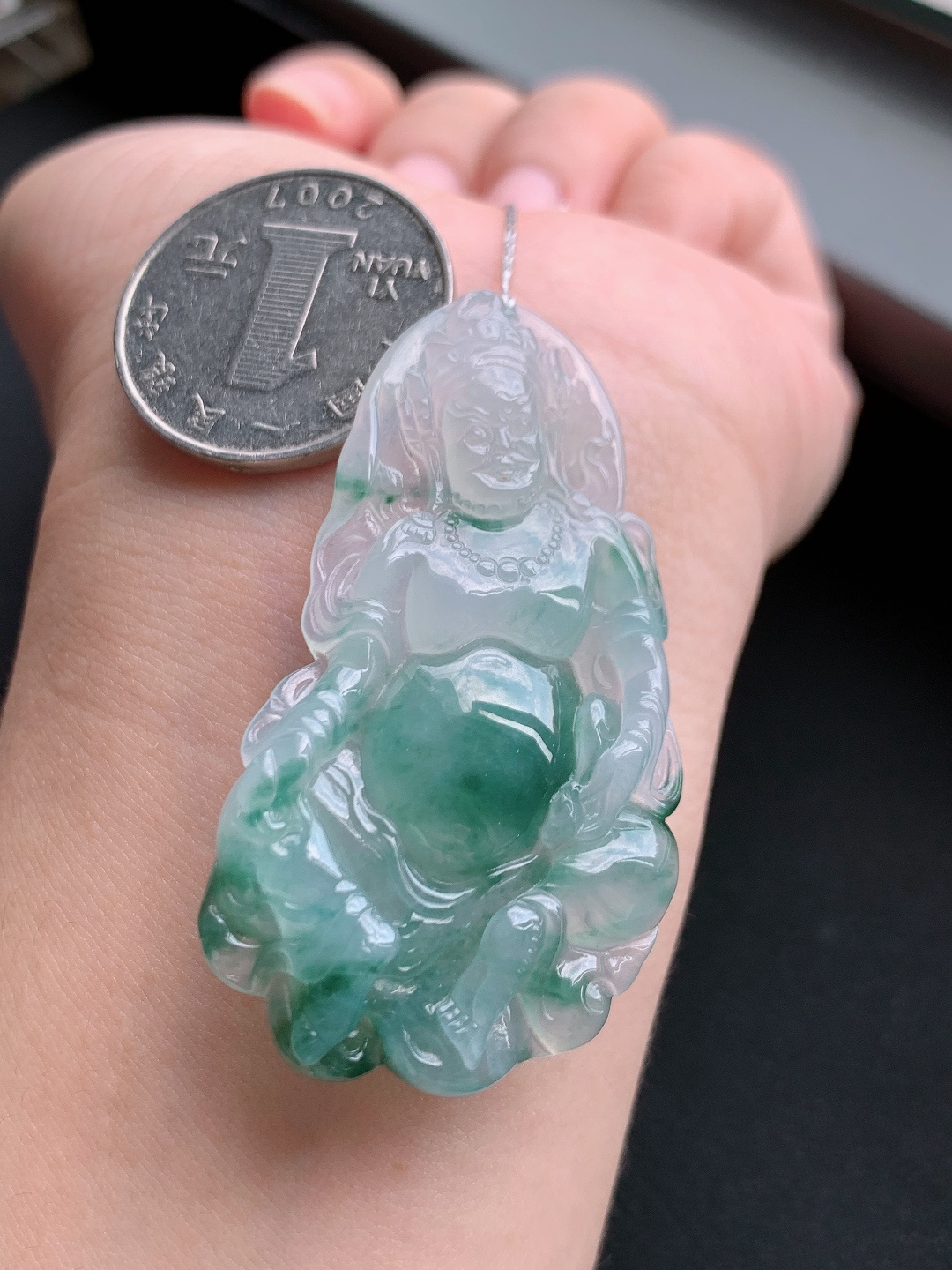 飘翠灵动，雕工传神，自带贵气，招财又纳祥。自然光拍摄 110527