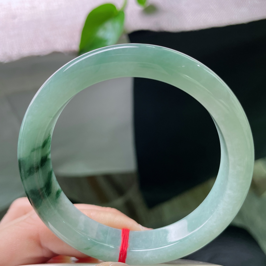 56.3/12/8.1，飘花正圈，绿底，水润，是春风遗落的花瓣，也是山川写下的诗行。无裂，ss52290a