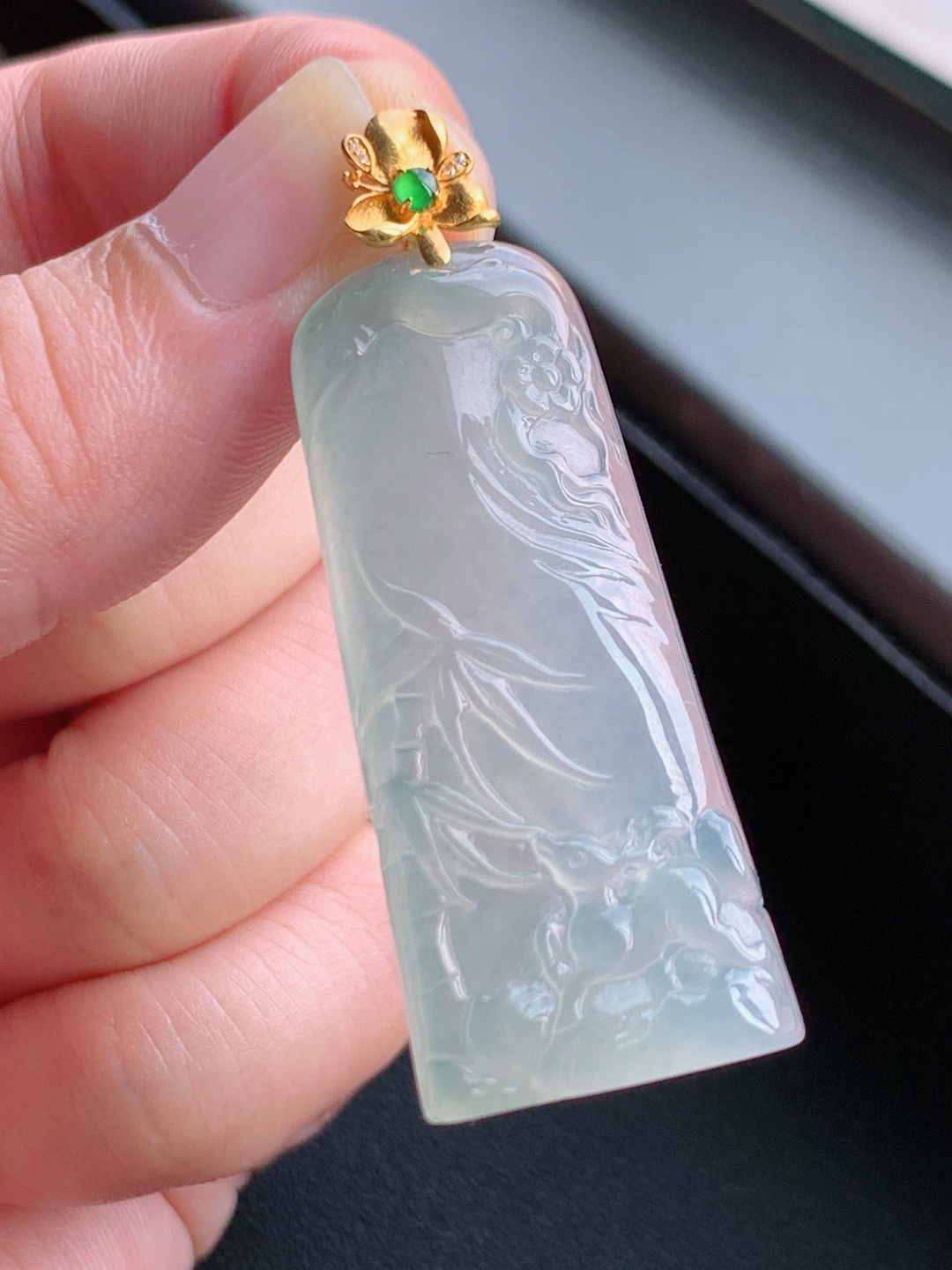 ️ 竹报平安扣牌吊坠，冰润通透的底子像一汪春水，18K金镶的扣头精致又点睛，阳绿小蛋面一搭，瞬间贵气感拉满。竹子线条干净利落，自带“节节高升”的好彩头，温柔又大气，裸石41.8-18.8-5.7整体49.2自然光拍摄