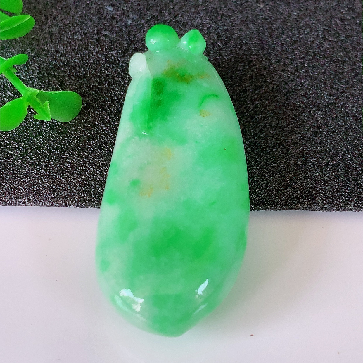 自然光实拍，水润黄加绿翡翠招财福瓜吊坠，精美饱满福瓜，种水足，形态圆润饱满， 福相十足 ！#50.尺寸51-22-7.5