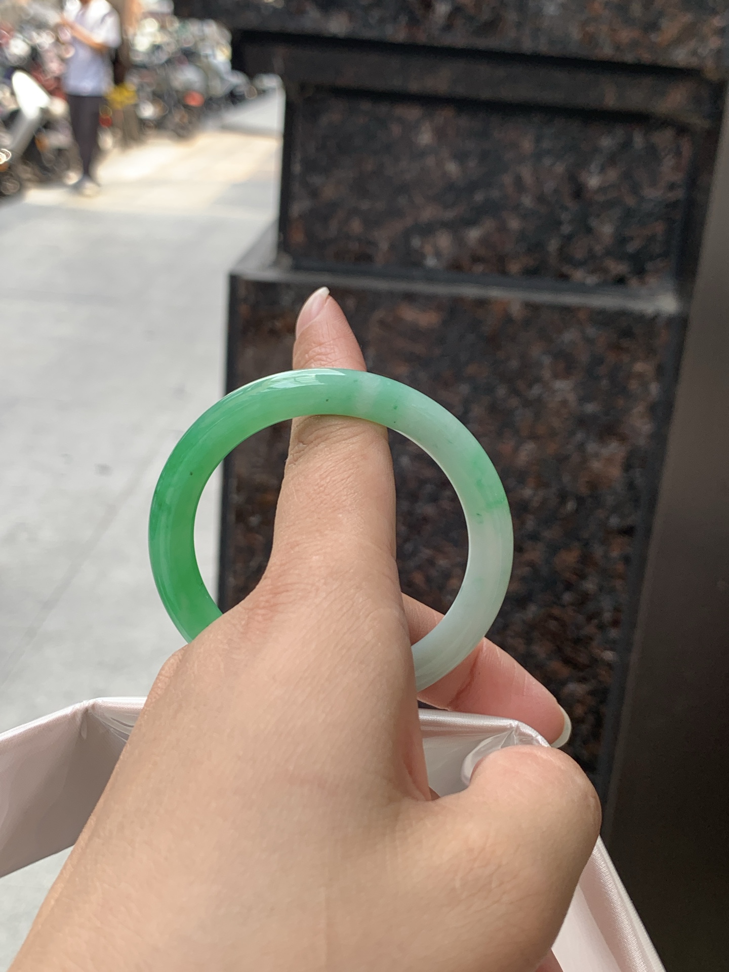 阳绿圆条 0529-N812 打灯纹裂，底妆细腻，通透的苹果绿底色像是被春雨洗过的嫩叶在，阳光下还会透出甜甜的蜜糖光泽，夏日清新感拉满。