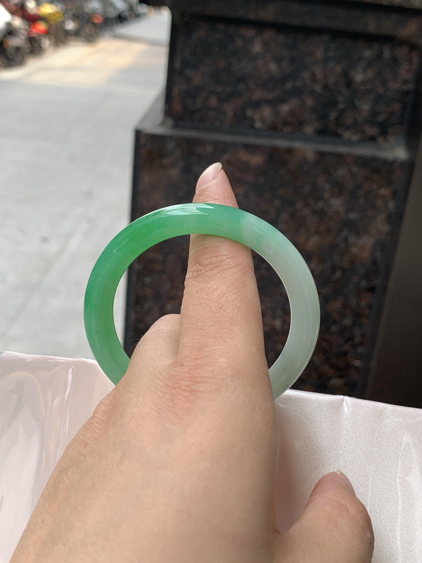 阳绿圆条 0529-N812 打灯纹裂，底妆细腻，通透的苹果绿底色像是被春雨洗过的嫩叶在，阳光下还会透出甜甜的蜜糖光泽，夏日清新感拉满。