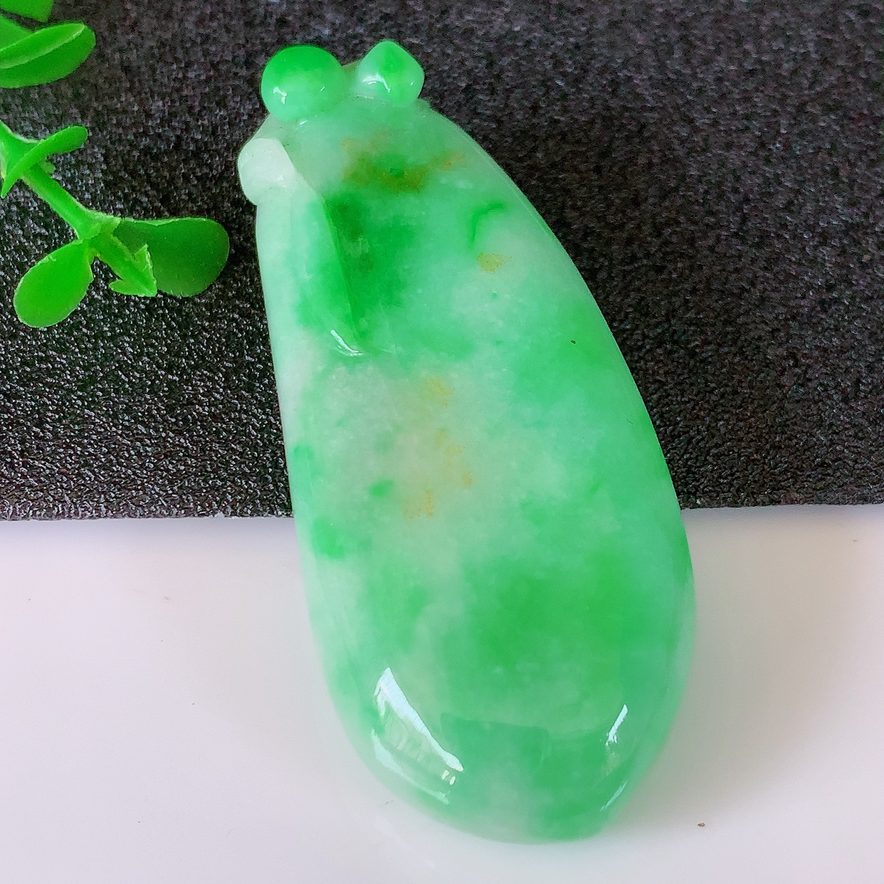 自然光实拍，水润黄加绿翡翠招财福瓜吊坠，精美饱满福瓜，种水足，形态圆润饱满， 福相十足 ！#50.尺寸51-22-7.5