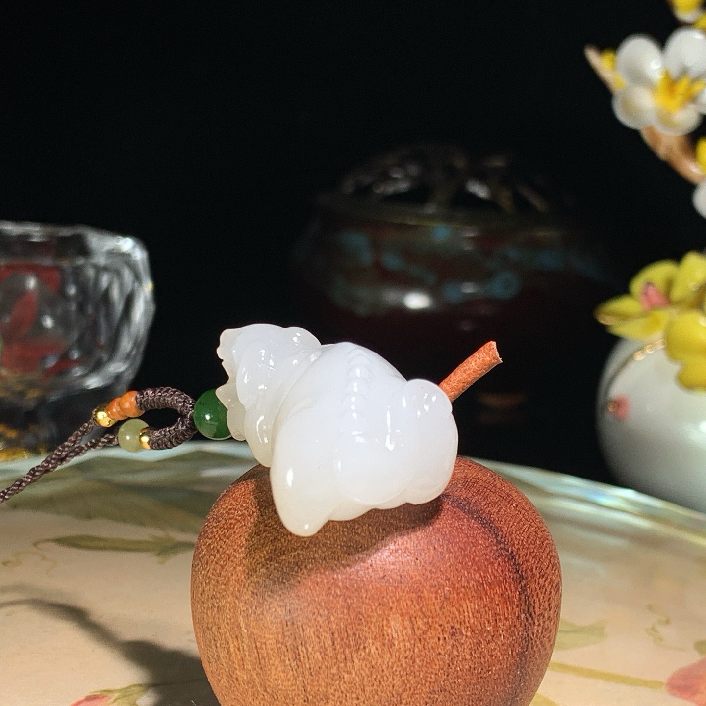 和田玉白玉旺财挂件 尺寸35/19.5/14重15克。玉质细腻油润。手推出油。佩戴高端典雅。lt260528