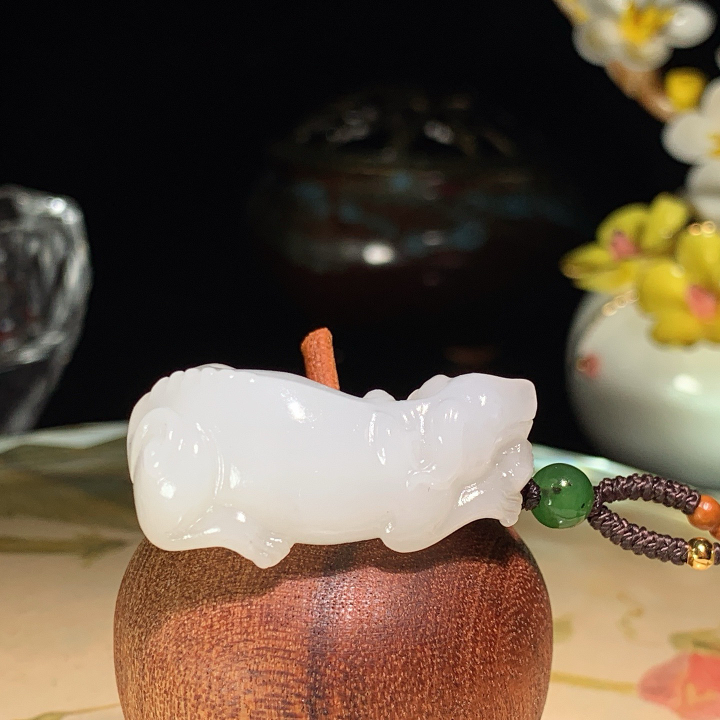 和田玉白玉旺财挂件 尺寸35/19.5/14重15克。玉质细腻油润。手推出油。佩戴高端典雅。lt260528