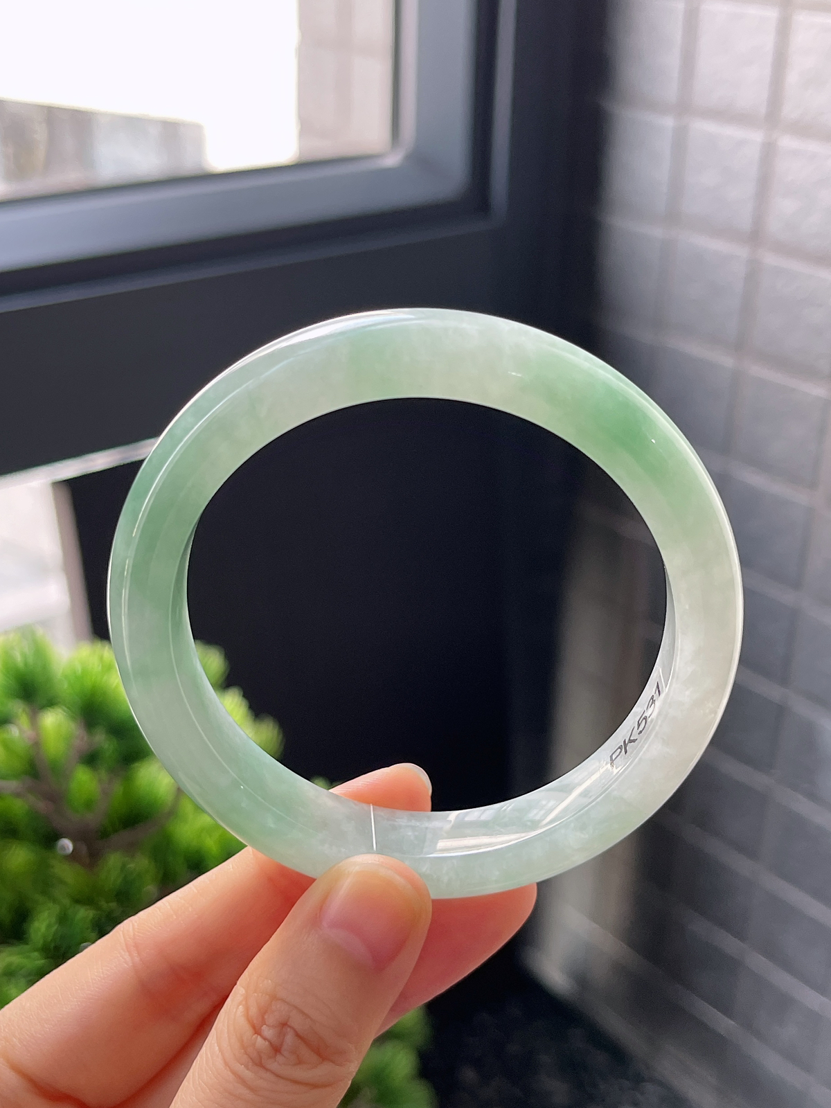 正圈58.2圈口，翡翠糯化种淡绿色手镯