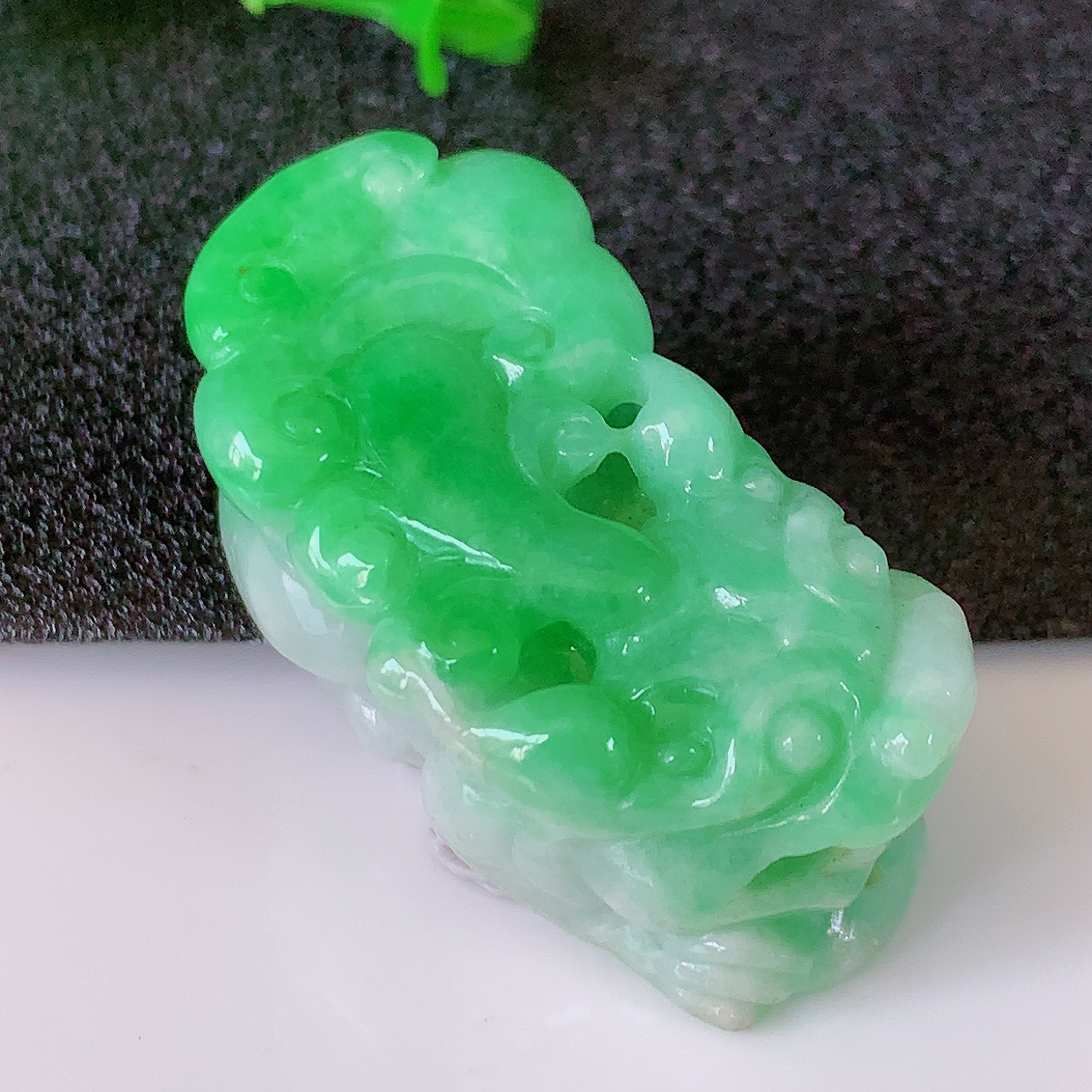 自然光实拍，冰润翠绿翡翠招财貔貅吊坠，民间有“一摸貔貅运程旺盛，再摸貔貅财运滚滚，三摸貔貅平步青云 