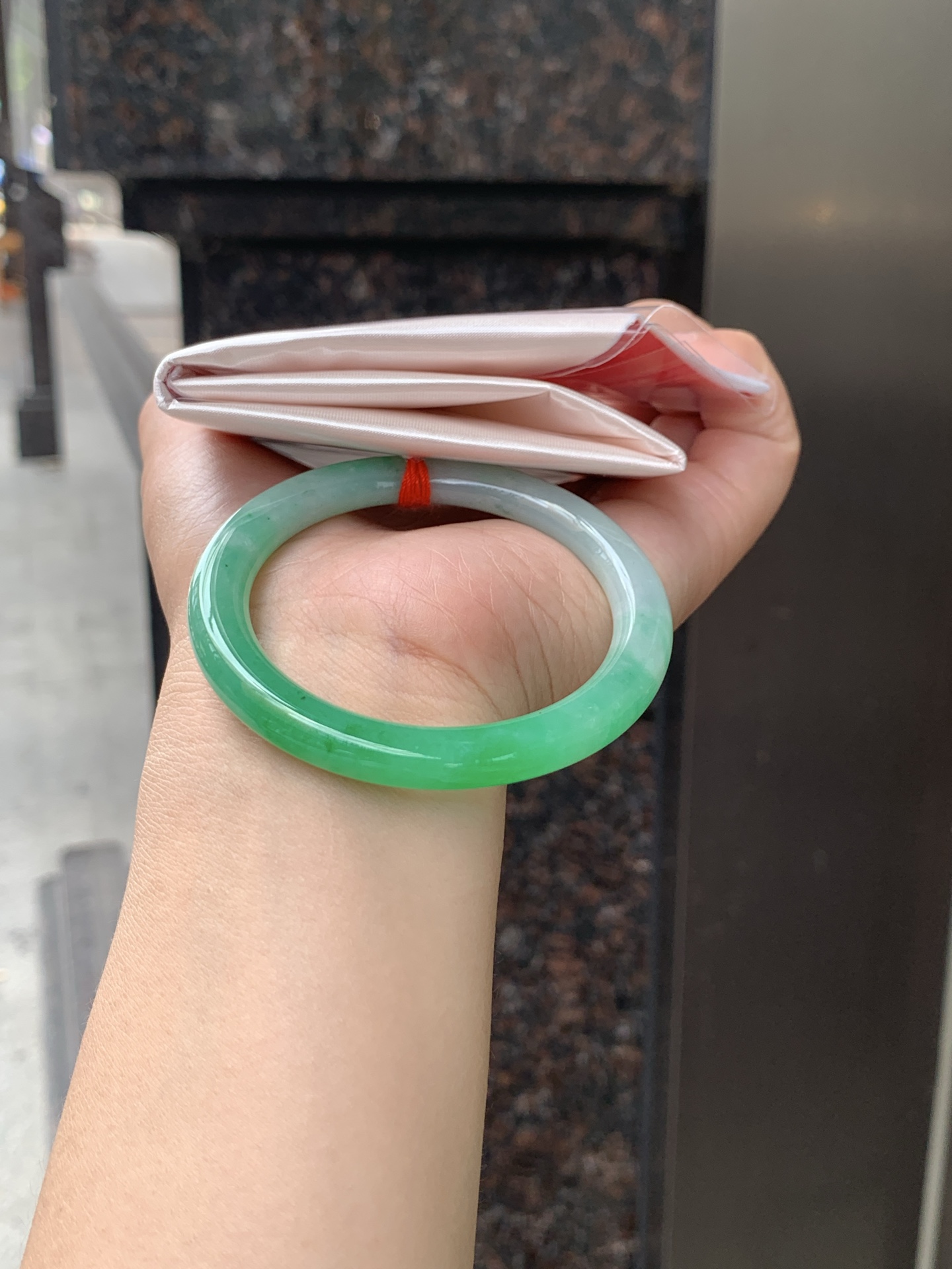 阳绿圆条 0529-N812 打灯纹裂，底妆细腻，通透的苹果绿底色像是被春雨洗过的嫩叶在，阳光下还会透出甜甜的蜜糖光泽，夏日清新感拉满。