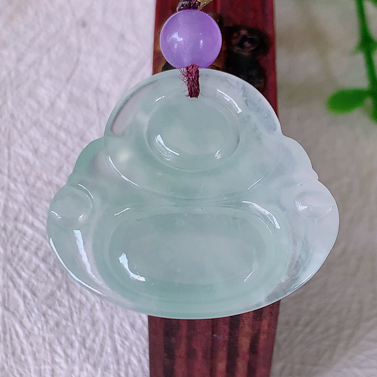 自然光实拍，冰种翡翠佛公吊坠，饱满， 种水上乘，晶莹剔透，起强玻璃光泽。佛公亦保平安，寓意有福（佛公）相伴，品相佳， 配戴优雅迷人！#50尺寸 27.5*25.5*5.8