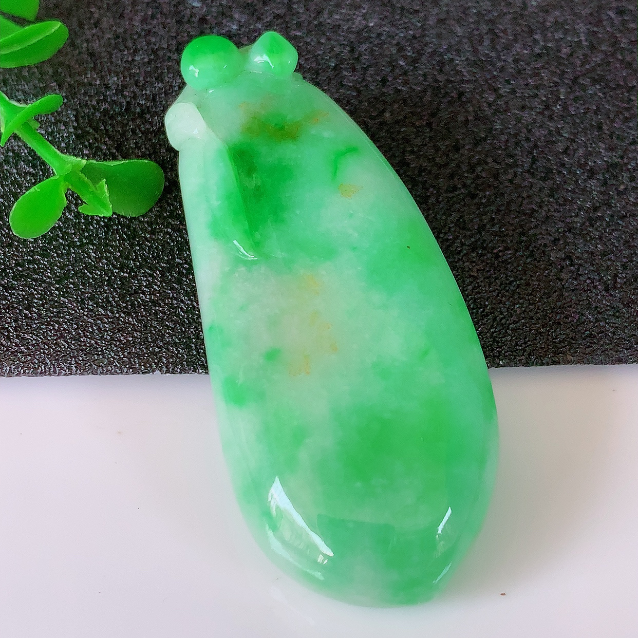 自然光实拍，水润黄加绿翡翠招财福瓜吊坠，精美饱满福瓜，种水足，形态圆润饱满， 福相十足 ！#50.尺寸51-22-7.5