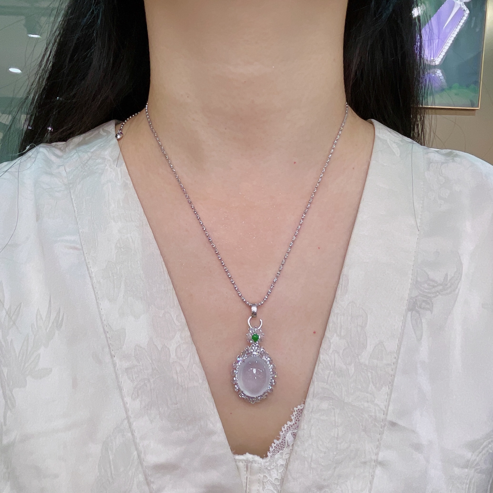 特惠活动#天然缅甸翡翠A货
白冰蛋面吊坠
18k金镶嵌钻石 
细腻水灵 实拍接近