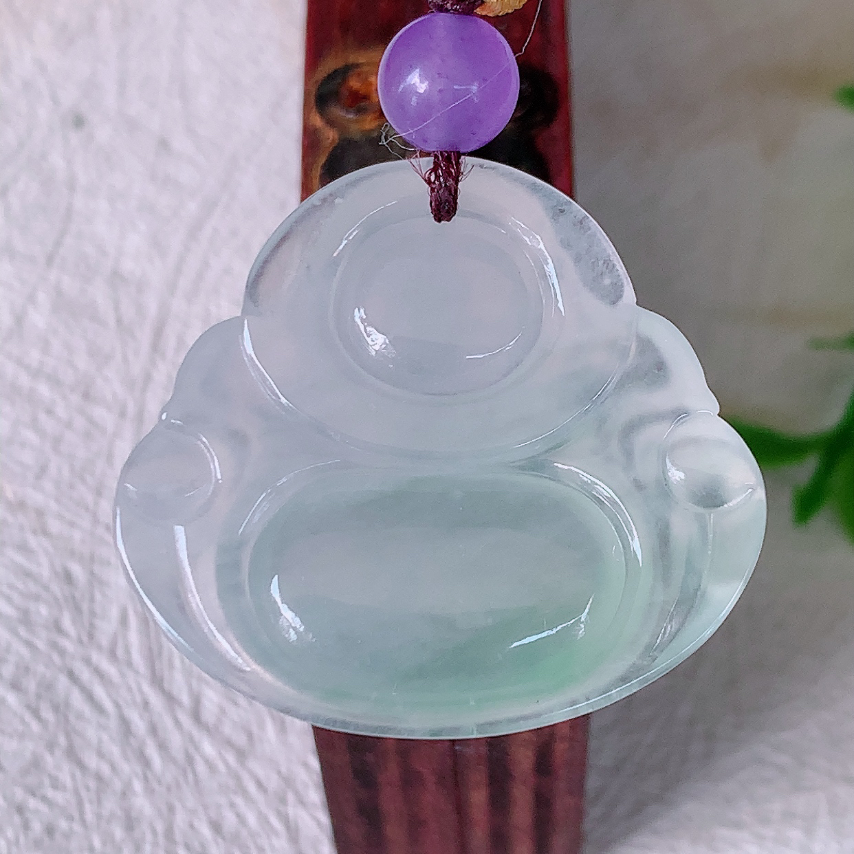 自然光实拍，冰种飘花翡翠佛公吊坠，饱满，种水上乘，晶莹剔透，起强玻璃光泽。佛公亦保平安，寓意有福（佛公）相伴，品相佳， 配戴优雅迷人！#a50尺寸27.8-25-6