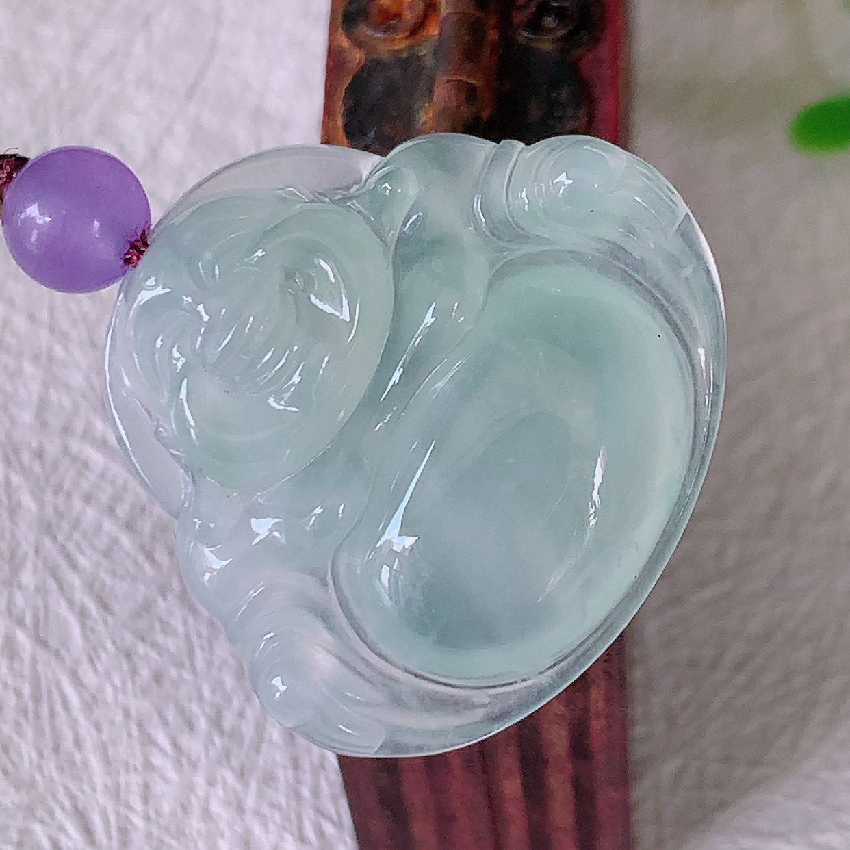 自然光实拍，冰种翡翠佛公吊坠，饱满， 种水上乘，晶莹剔透，起强玻璃光泽。佛公亦保平安，寓意有福（佛公）相伴，品相佳， 配戴优雅迷人！#50尺寸 27.5*25.5*5.8