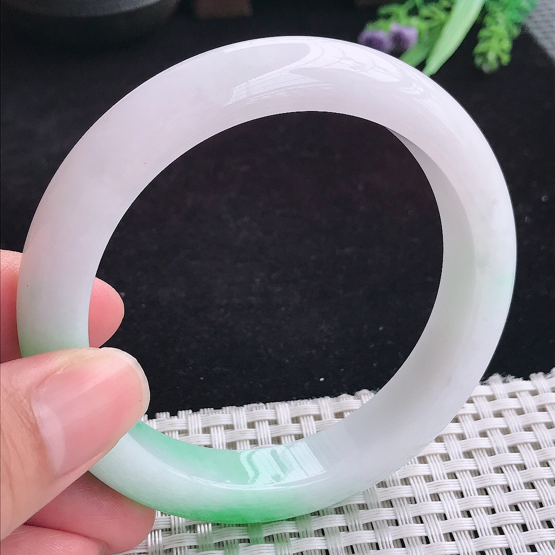 实拍A货翡翠60/12.2/9.3老坑冰润飘阳绿手镯大圈口白底青玉手镯女款平安镯