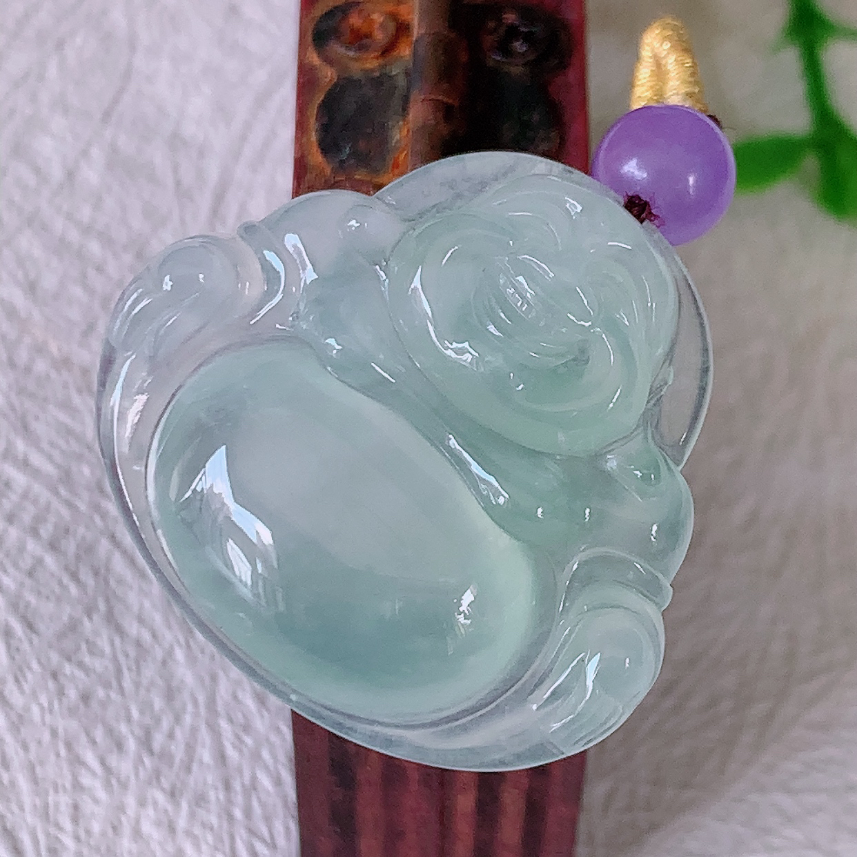 自然光实拍，冰种翡翠佛公吊坠，饱满， 种水上乘，晶莹剔透，起强玻璃光泽。佛公亦保平安，寓意有福（佛公）相伴，品相佳， 配戴优雅迷人！#50尺寸 27.5*25.5*5.8