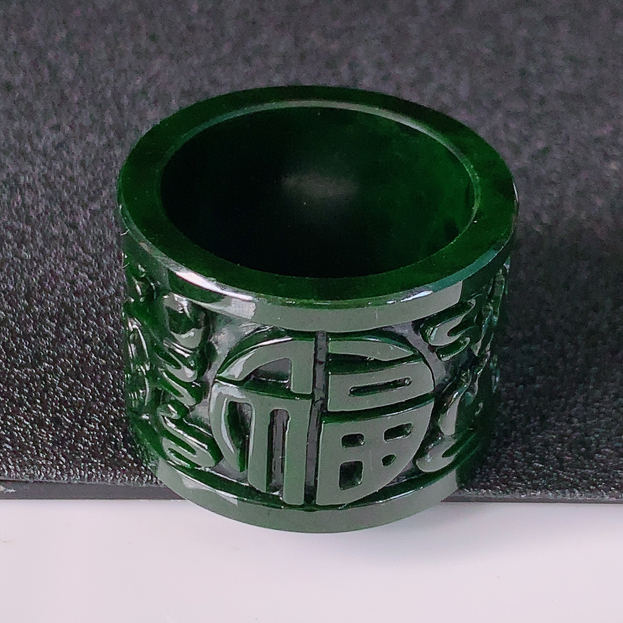 自然光实拍，23.6mm内径辣绿翡翠扳指，冰润指环，玉扳指，戒指，财源滚滚，玉质细腻起胶，32圈口， 种水好！#50尺寸23.6-21.8-3.3
