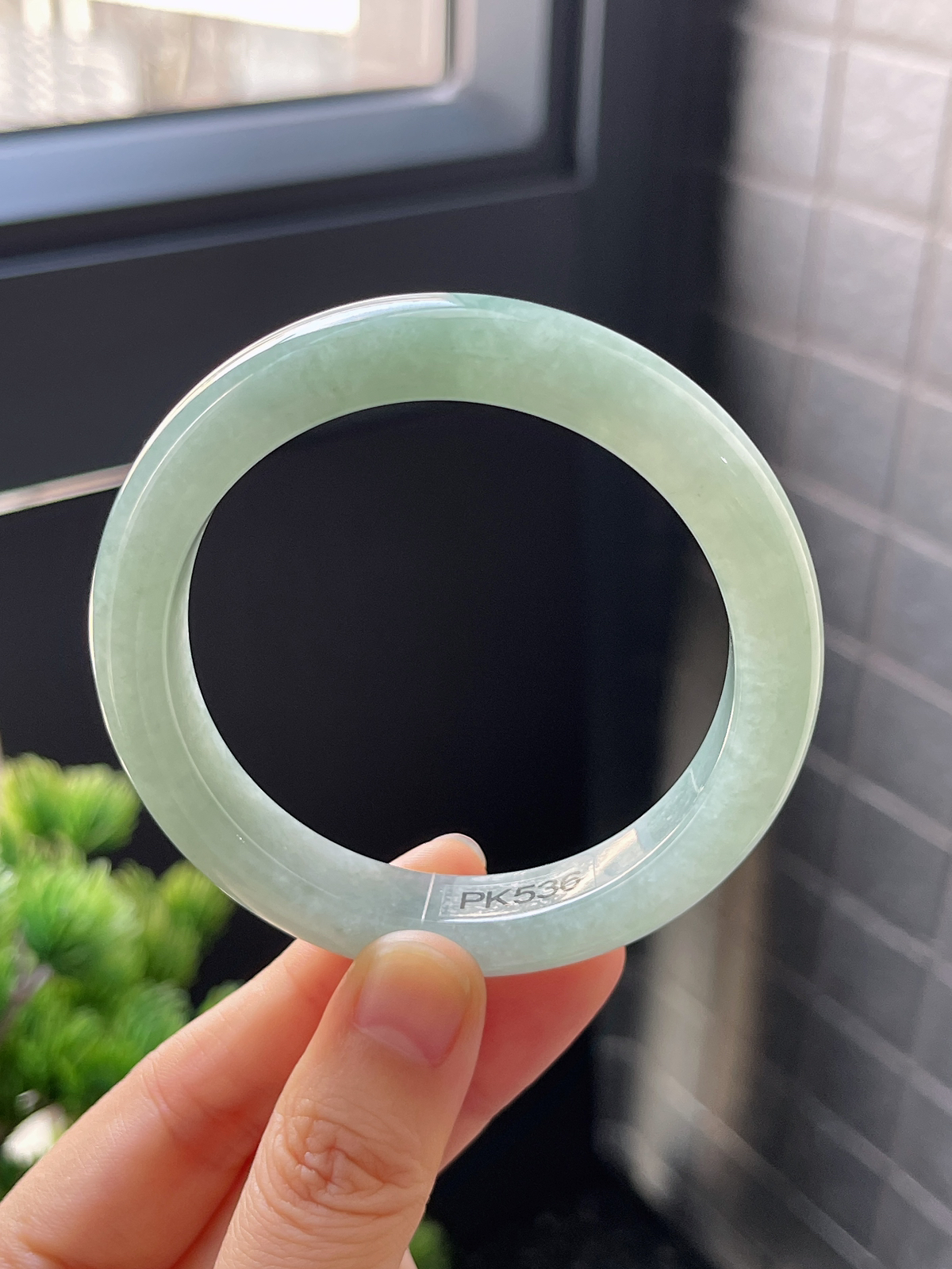 正圈55圈口，翡翠糯化种淡绿色手镯