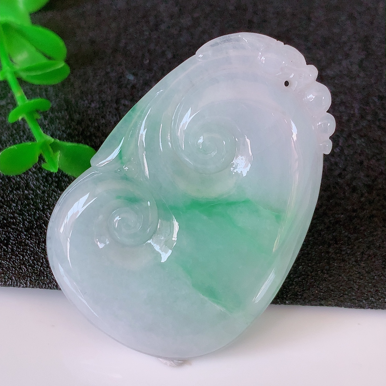 自然光实拍，冰飘绿翡翠如意吊坠，上身效果非常美，饱满大气，工艺美，万事如意， 如意一生 #50尺寸45-31-5
