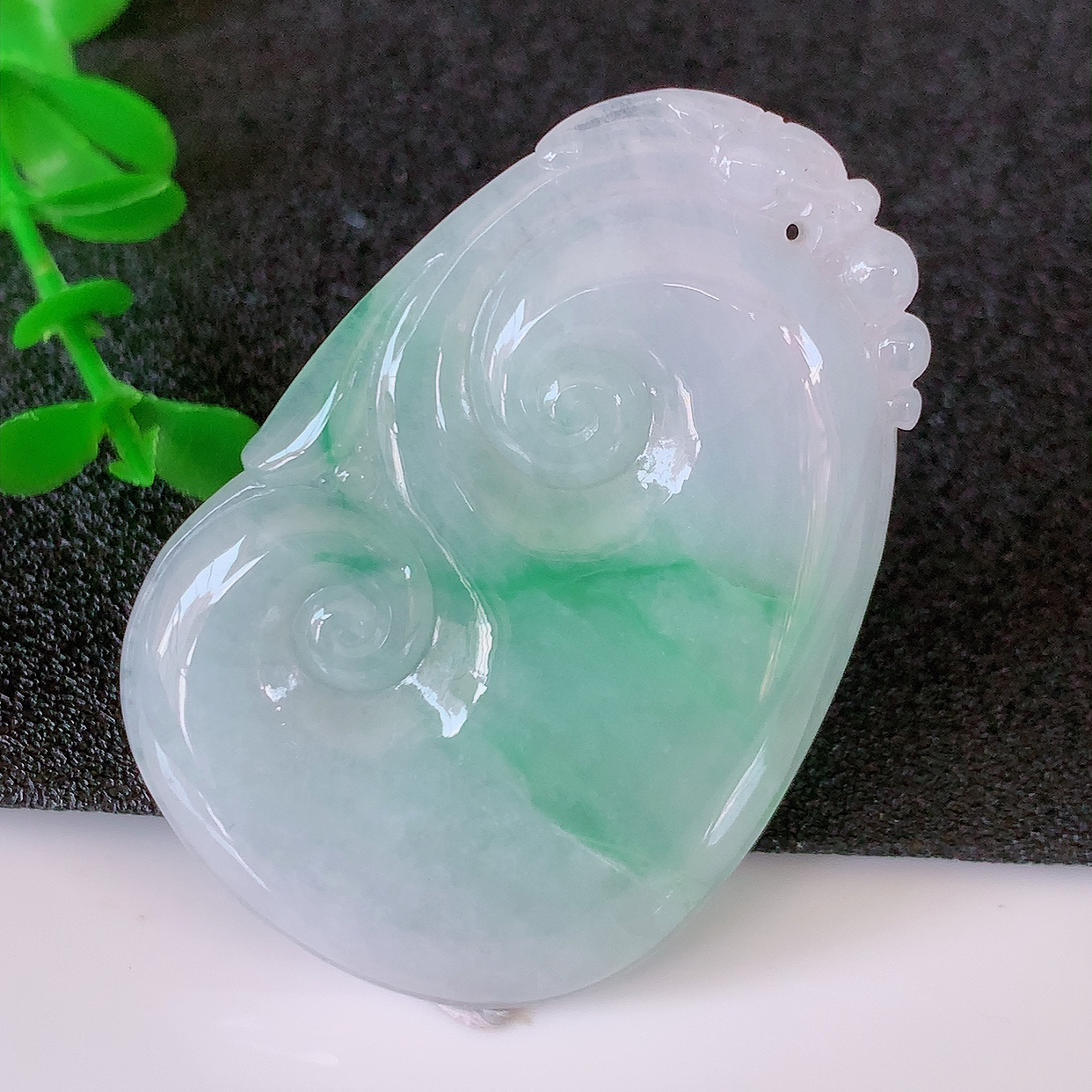 自然光实拍，冰飘绿翡翠如意吊坠，上身效果非常美，饱满大气，工艺美，万事如意， 如意一生 #50尺寸4