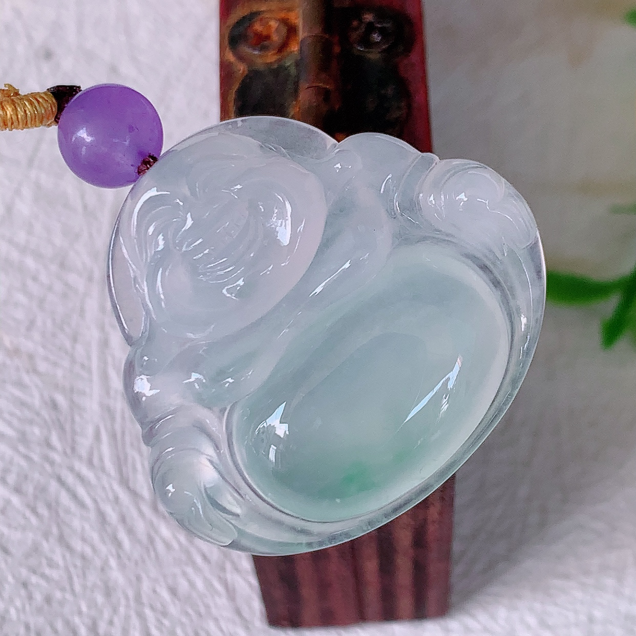 自然光实拍，冰种飘花翡翠佛公吊坠，饱满，种水上乘，晶莹剔透，起强玻璃光泽。佛公亦保平安，寓意有福（佛公）相伴，品相佳， 配戴优雅迷人！#a50尺寸27.8-25-6