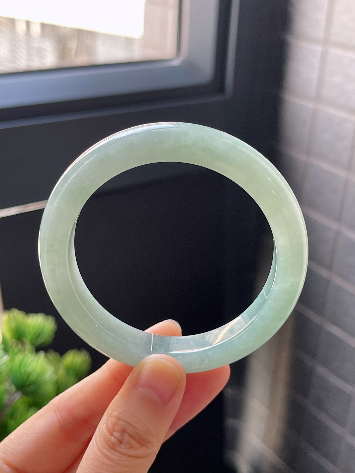 正圈55圈口，翡翠糯化种淡绿色手镯