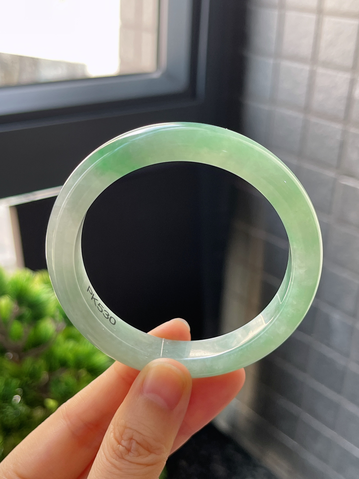 正圈56圈口，翡翠糯化种飘绿手镯