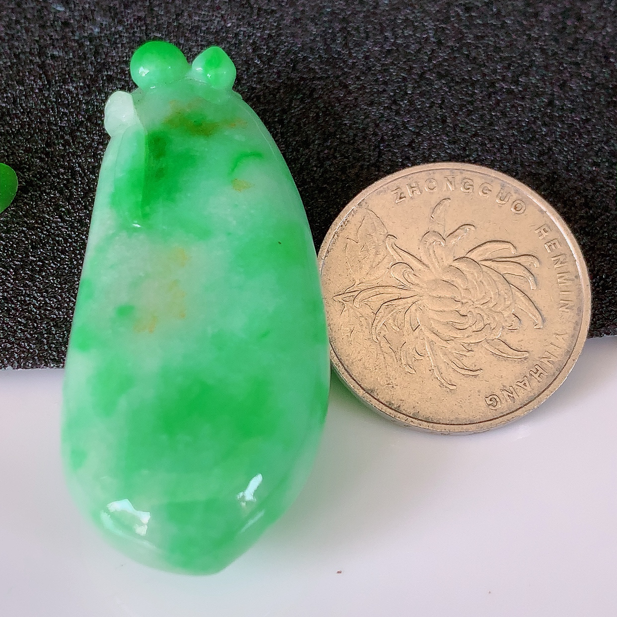 自然光实拍，水润黄加绿翡翠招财福瓜吊坠，精美饱满福瓜，种水足，形态圆润饱满， 福相十足 ！#50.尺寸51-22-7.5