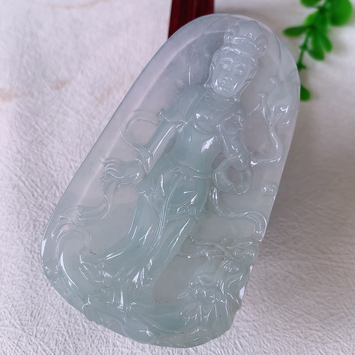 自然光实拍，冰种翡翠观音牌吊坠，赐福翡翠观音，冰透，观音面相慈祥，雕琢细致， 佩戴气质！#50尺寸80*47.5-7.8