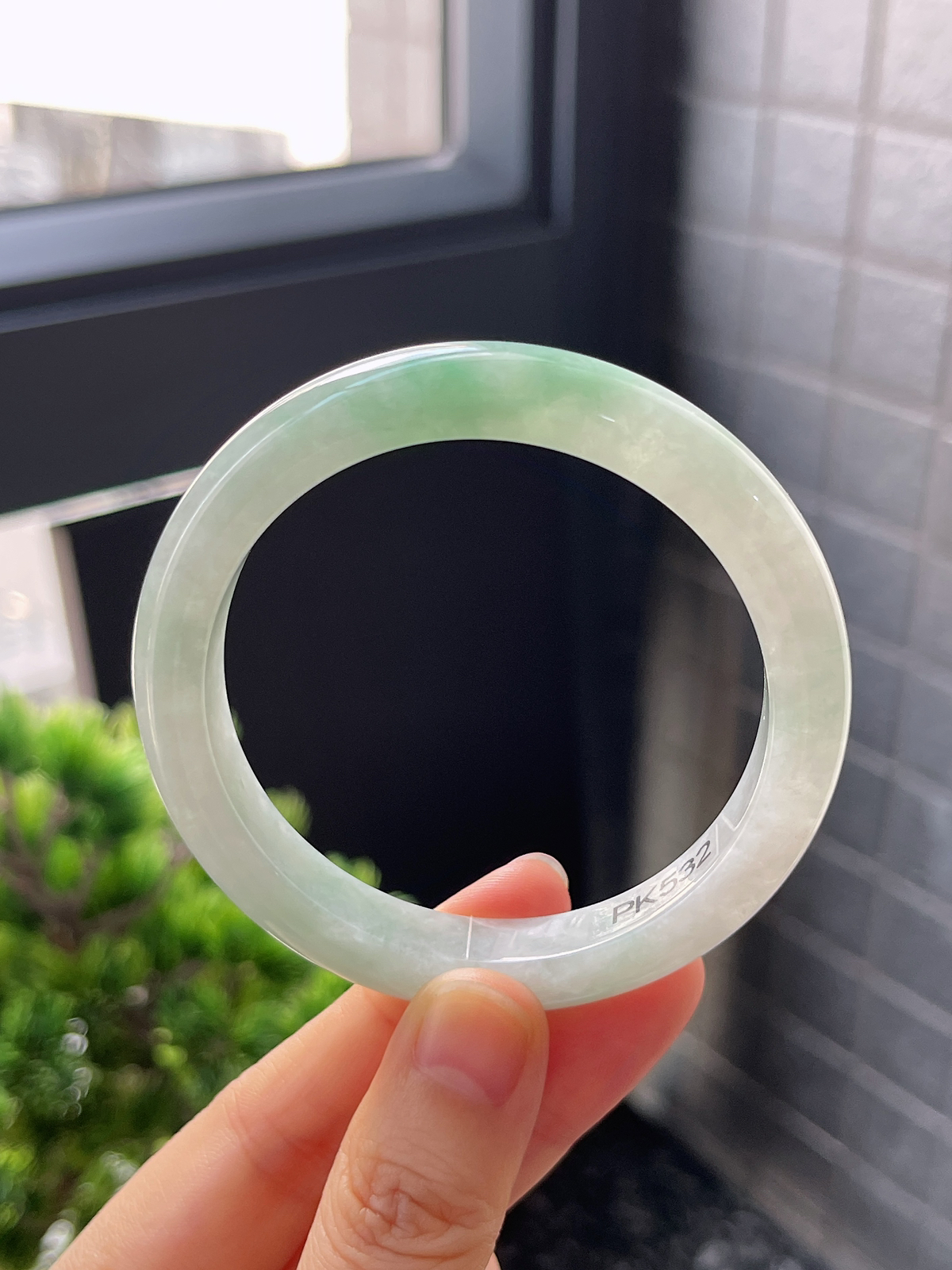 正圈54圈口，翡翠糯化种飘绿手镯