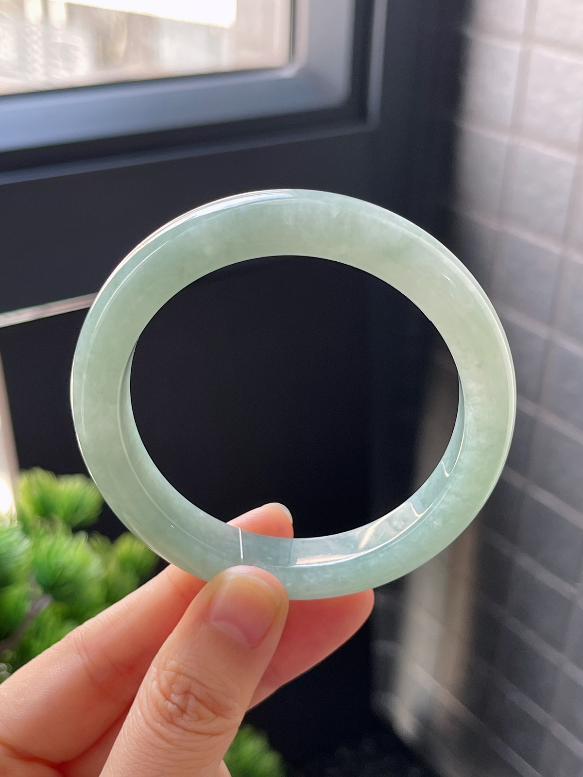 正圈55圈口，翡翠糯化种淡绿色手镯