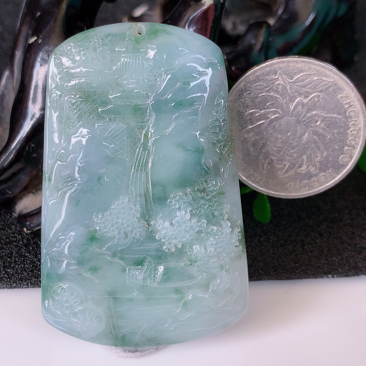 自然光实拍，冰润翡翠山水牌吊坠，立体生动形象，山水素材布局合理，意境感佳， 佩戴上身效果更高贵 #50.尺寸52*34.2*8