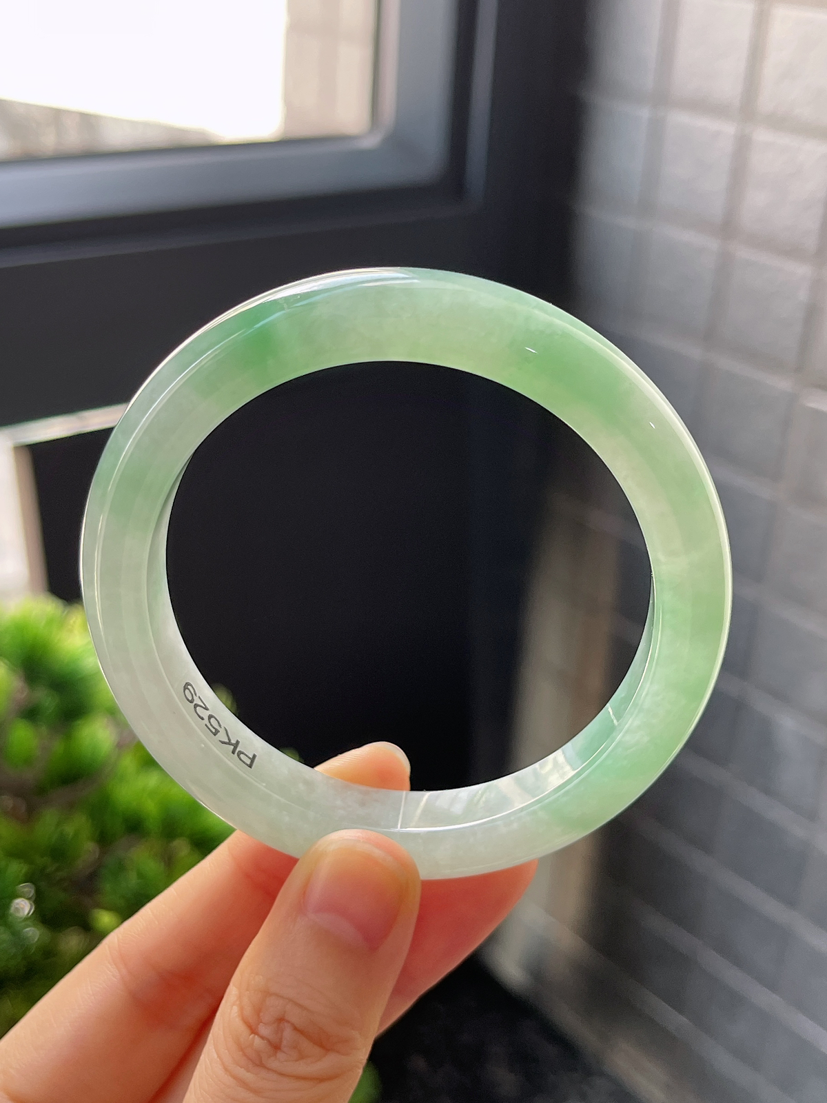 正圈56.3圈口，翡翠糯化种淡绿色手镯